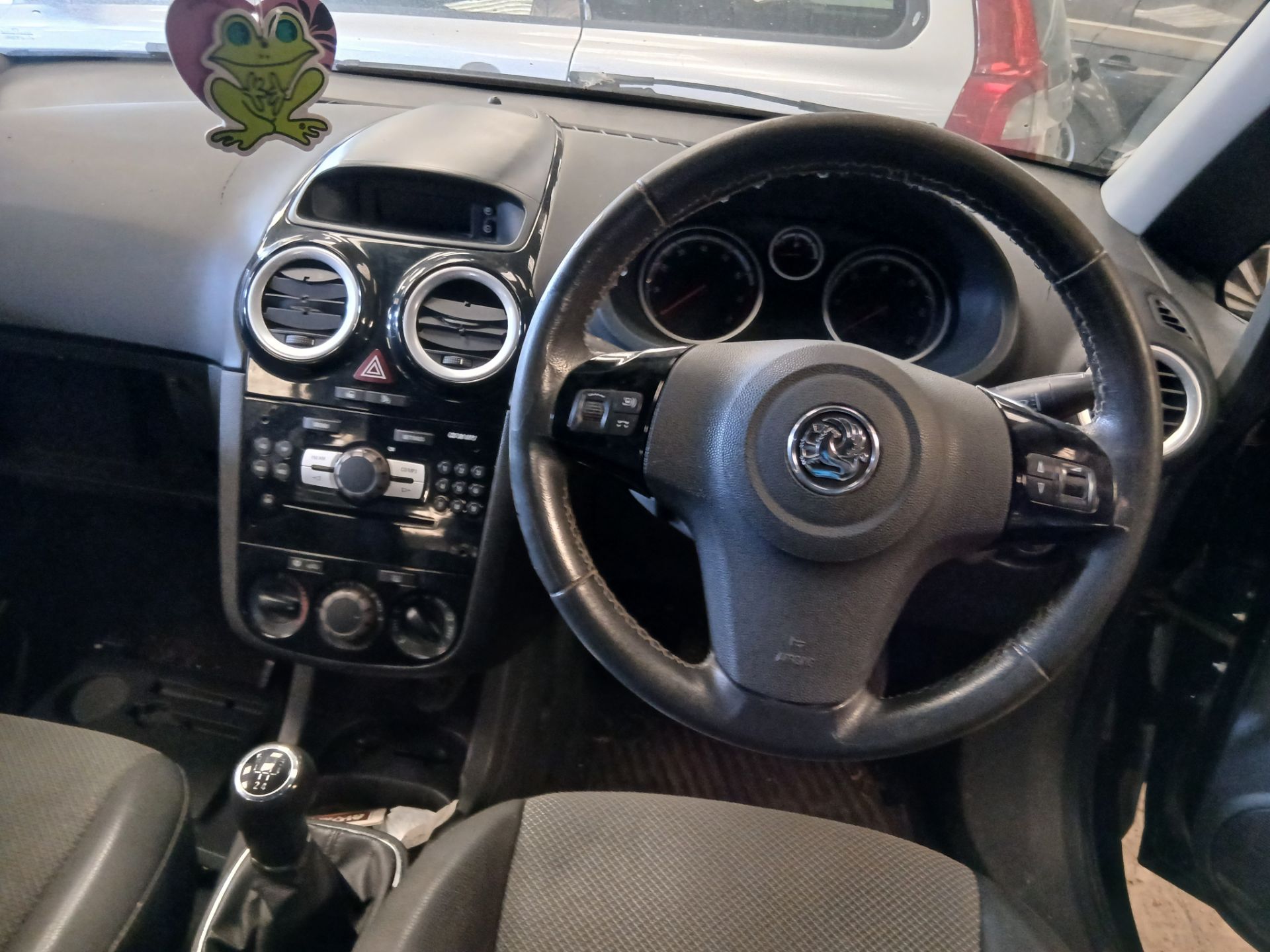 2008 VAUXHALL CORSA DESIGN – 1.4L PETROL – MANUAL – HATCHBACK >>--NO VAT ON HAMMER--<< - Image 6 of 13