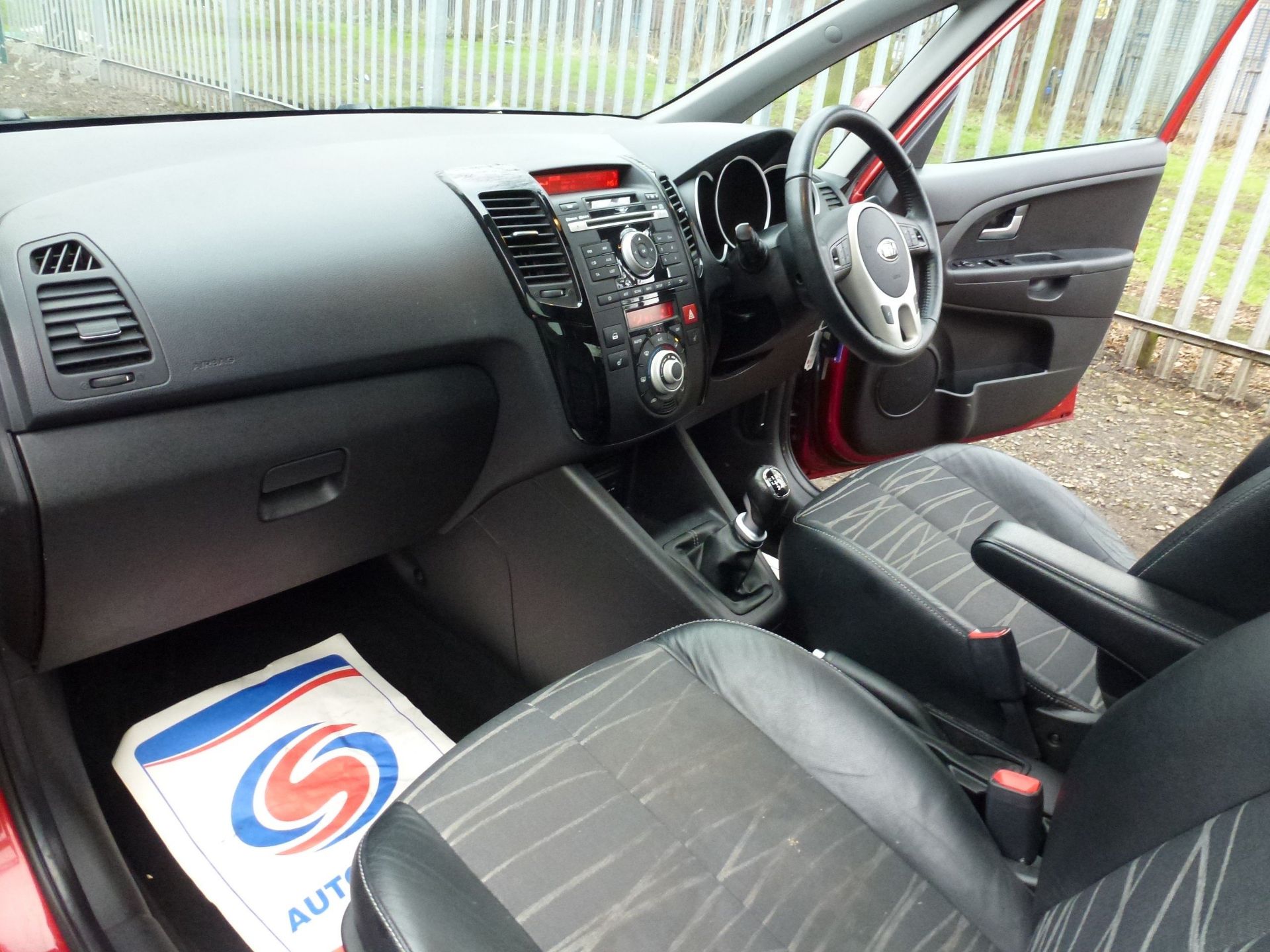 2013 KIA VENGA 3 ECODYNAMICS 1.6 PETROL MPV >>--NO VAT ON HAMMER--<< - Image 9 of 15