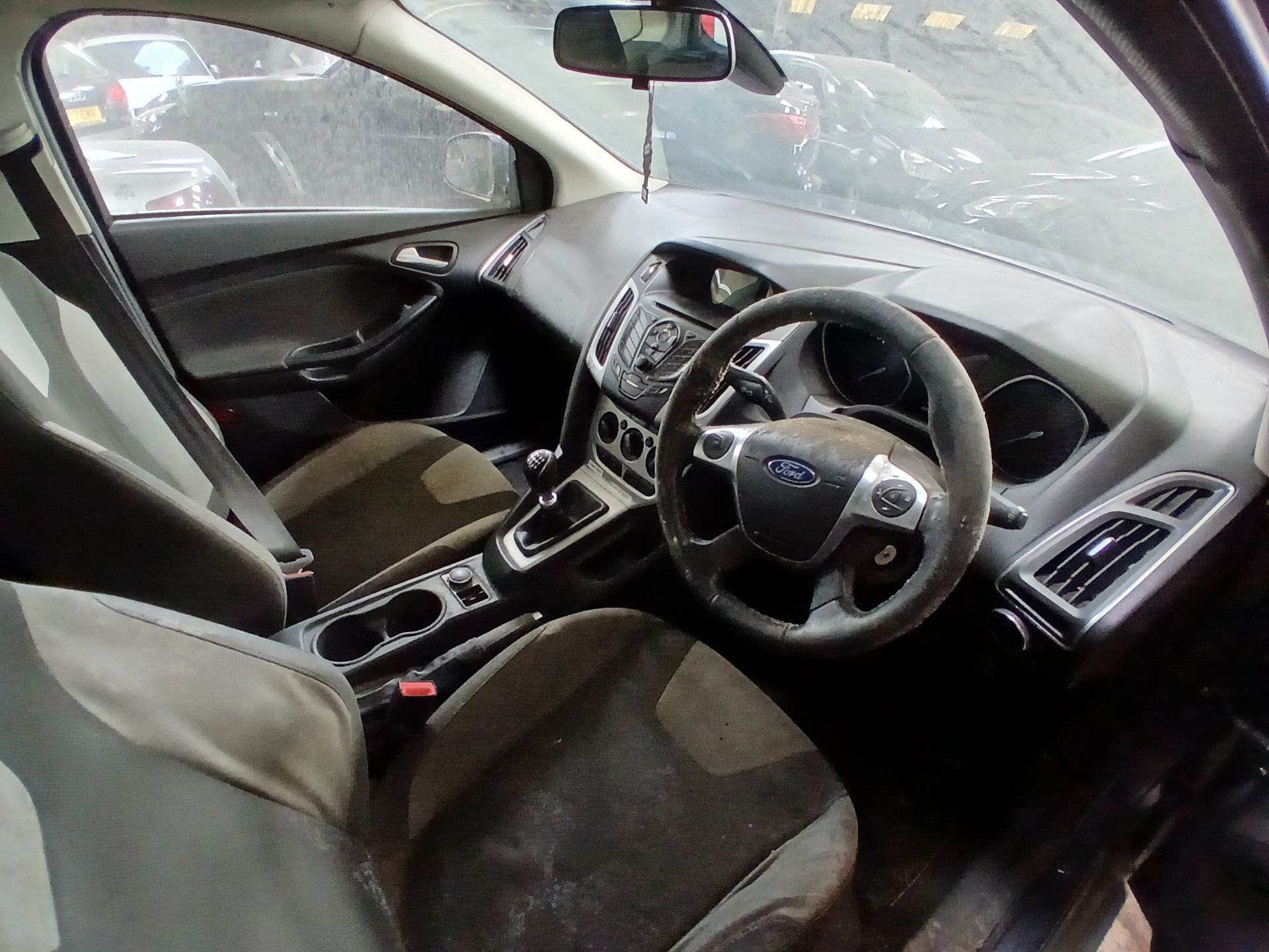 2013 FORD FOCUS ZETEC TDCI – 1.6L DIESEL – MANUAL – ESTATE >>--NO VAT ON HAMMER--<< - Image 6 of 12