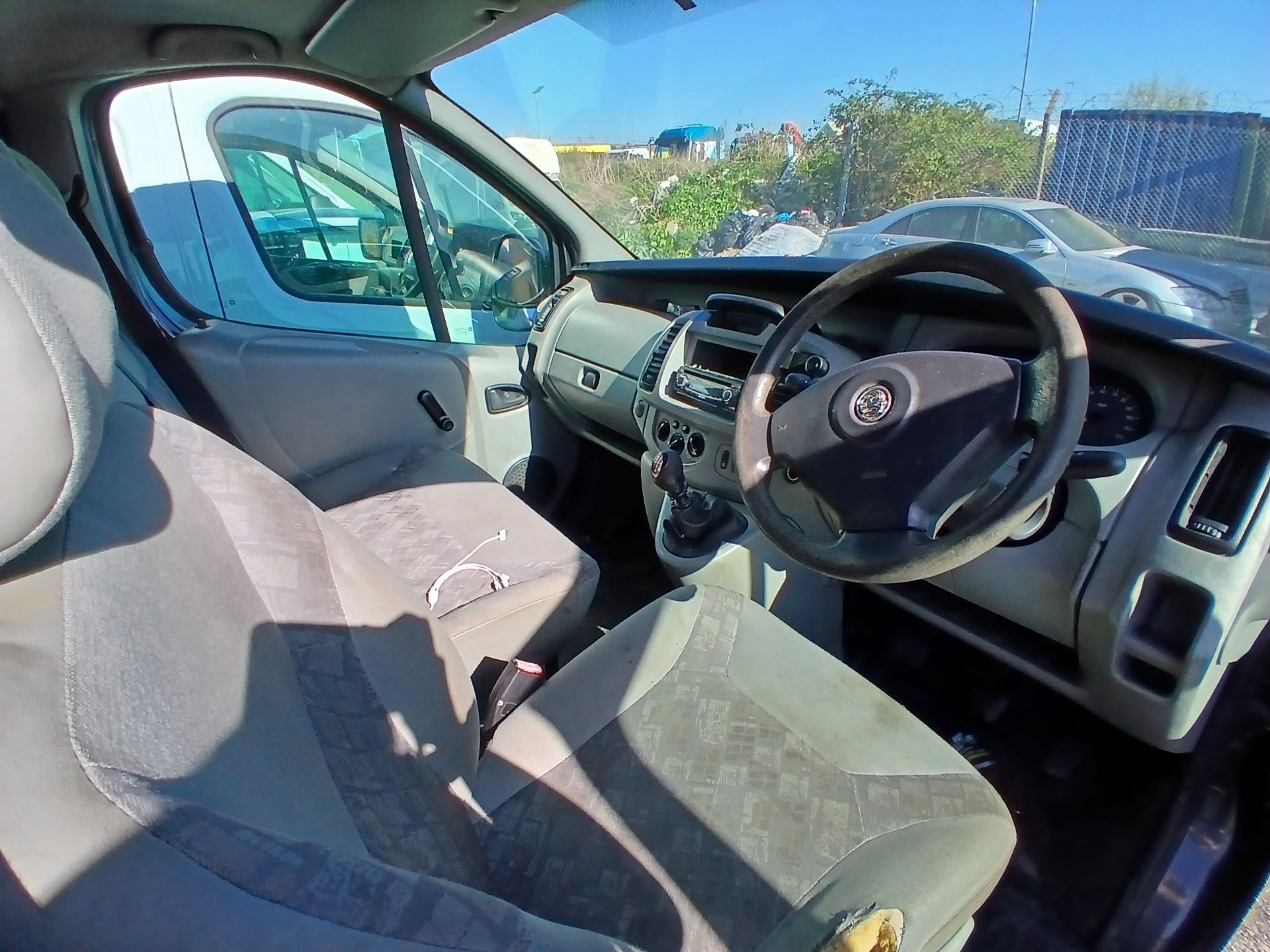 2005 VAUXHALL VIVARO 2700 DTI SWB PANEL VAN – MANUAL >>--NO VAT ON HAMMER--<< - Image 6 of 8
