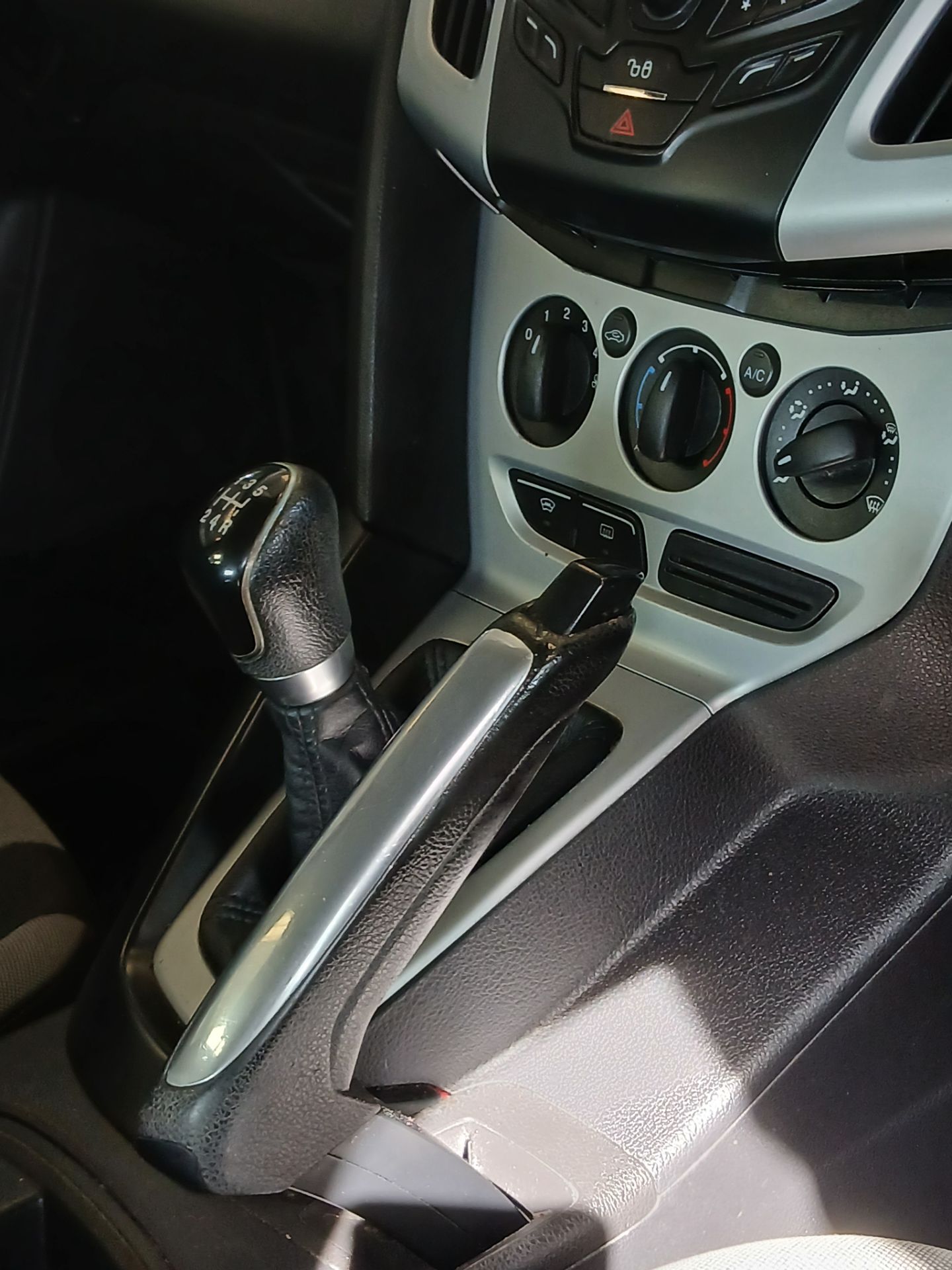 2011 FORD FOCUS ZETEC 105 – MANUAL – GREY – PETROL >>--NO VAT ON HAMMER--<< - Image 5 of 10