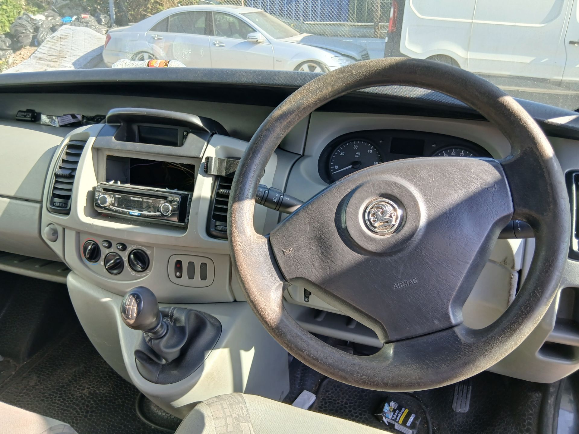 2005 VAUXHALL VIVARO 2700 DTI SWB PANEL VAN – MANUAL >>--NO VAT ON HAMMER--<< - Image 4 of 8