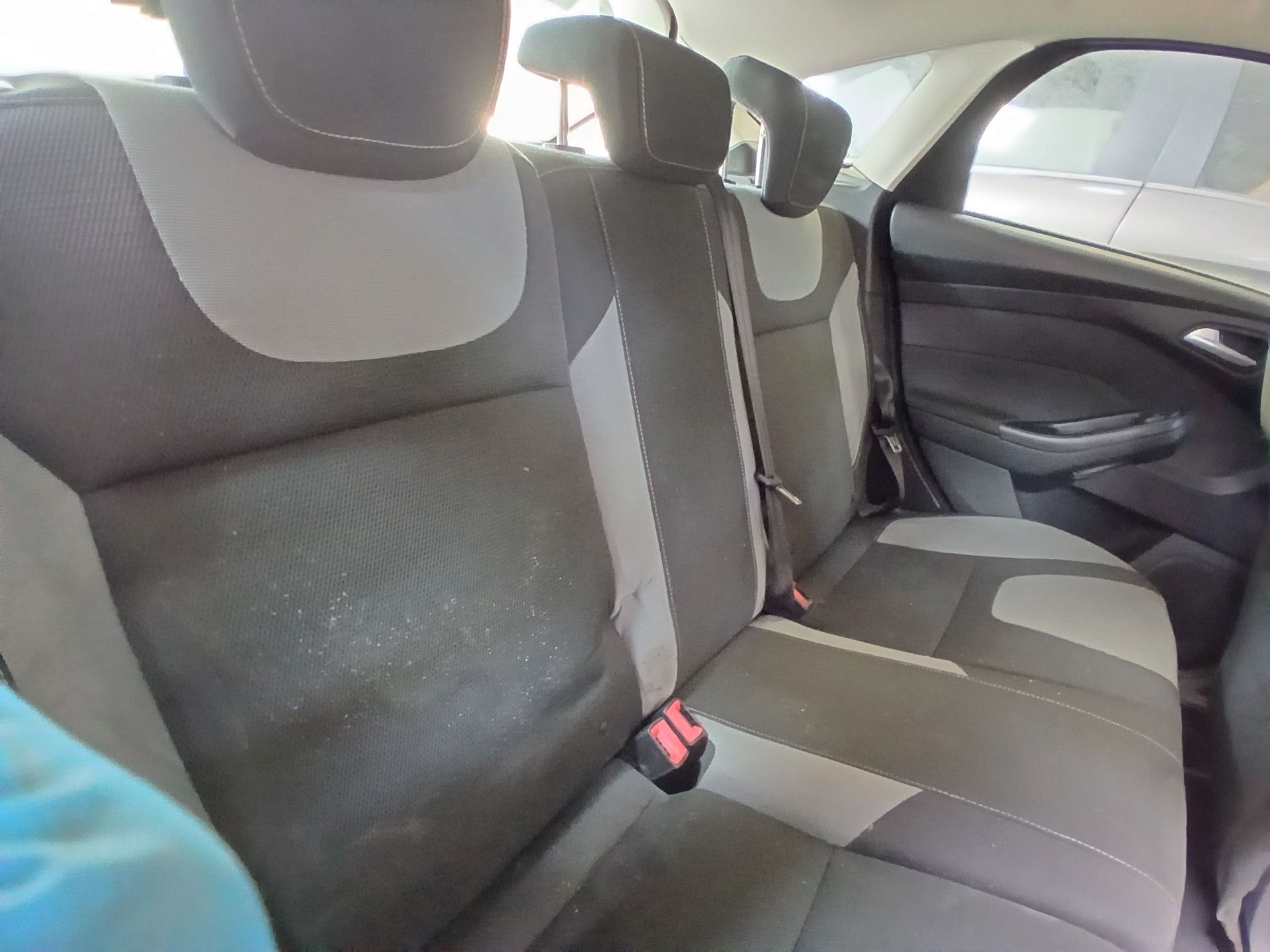 2011 FORD FOCUS ZETEC 105 – MANUAL – GREY – PETROL >>--NO VAT ON HAMMER--<< - Image 7 of 10