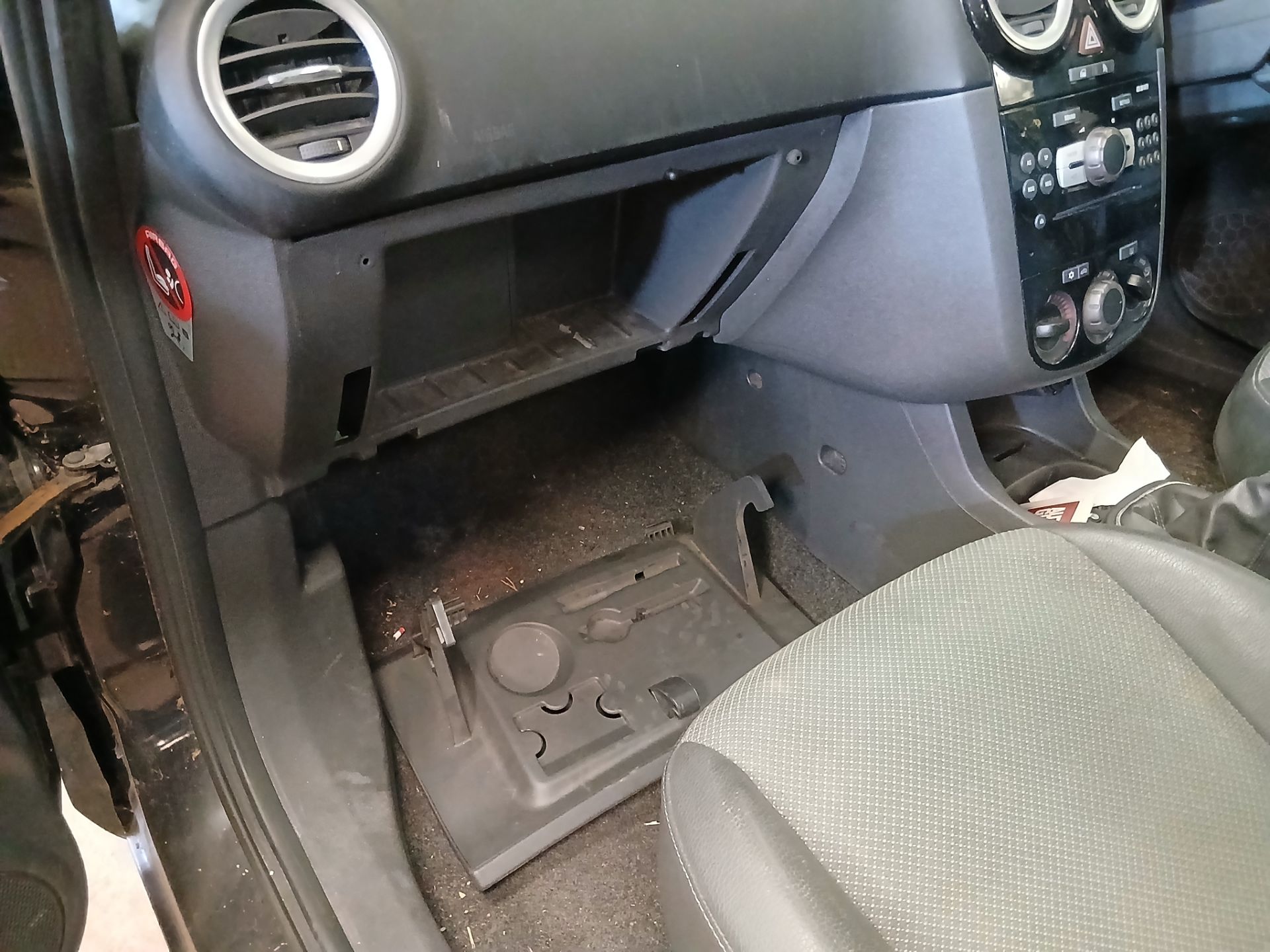 2008 VAUXHALL CORSA DESIGN – 1.4L PETROL – MANUAL – HATCHBACK >>--NO VAT ON HAMMER--<< - Image 12 of 13