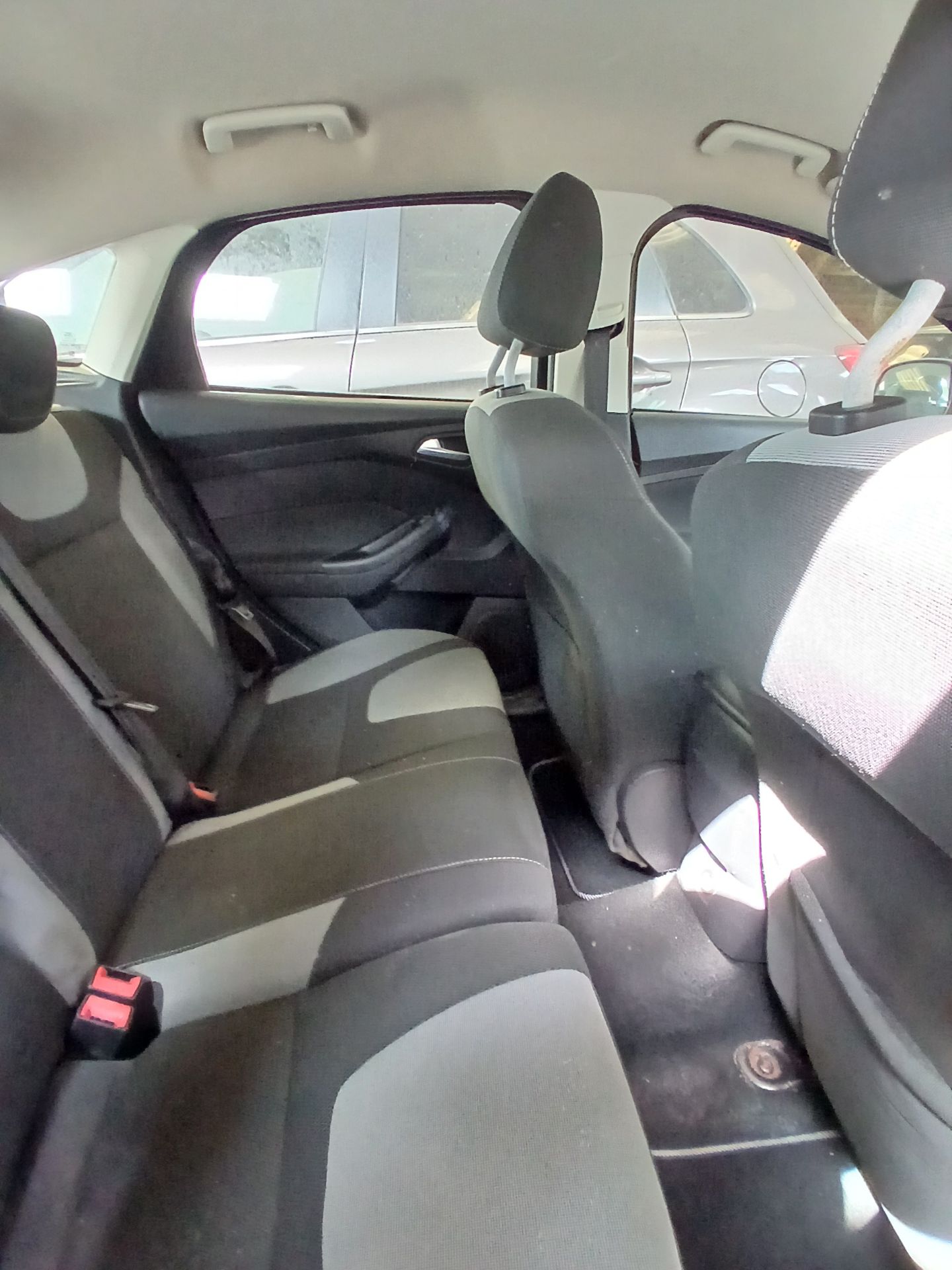2011 FORD FOCUS ZETEC 105 – MANUAL – GREY – PETROL >>--NO VAT ON HAMMER--<< - Image 8 of 10
