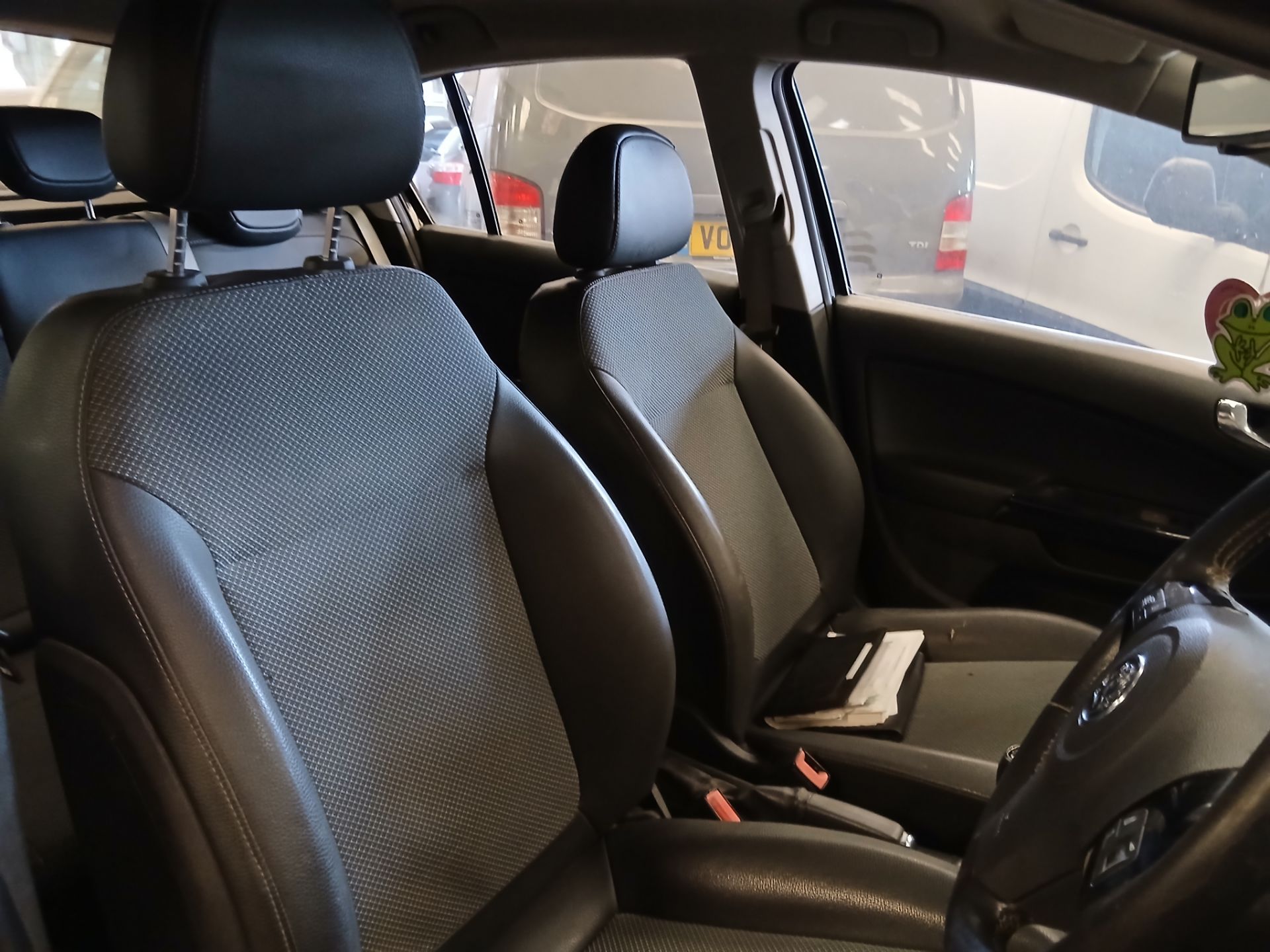 2008 VAUXHALL CORSA DESIGN – 1.4L PETROL – MANUAL – HATCHBACK >>--NO VAT ON HAMMER--<< - Image 10 of 13