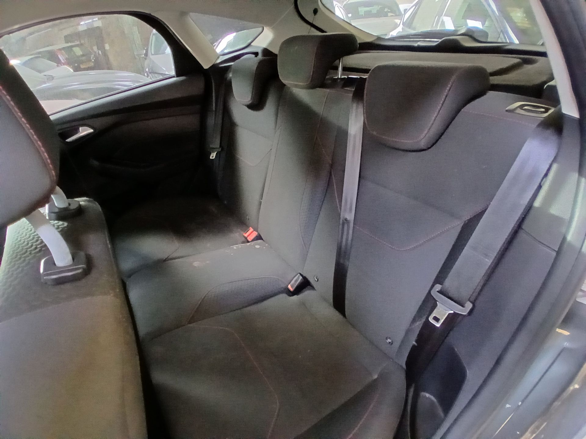 2016 FORD FOCUS ZETEC S TDCI – MANUAL – GREY – DIESEL >>--NO VAT ON HAMMER--<< - Image 6 of 13