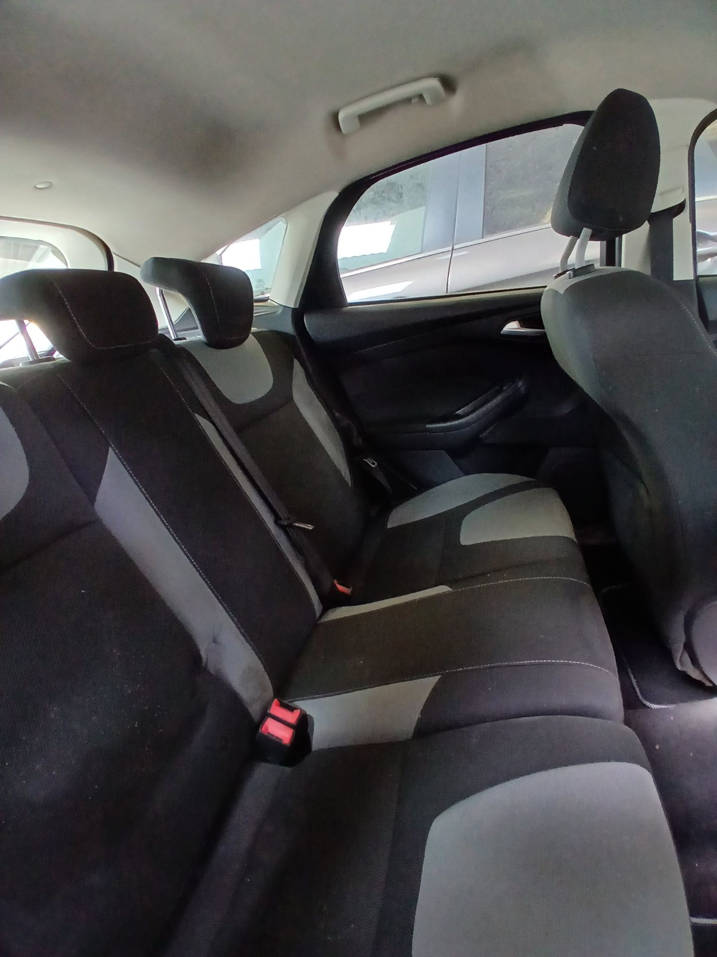 2011 FORD FOCUS ZETEC 105 – MANUAL – GREY – PETROL >>--NO VAT ON HAMMER--<< - Image 9 of 10