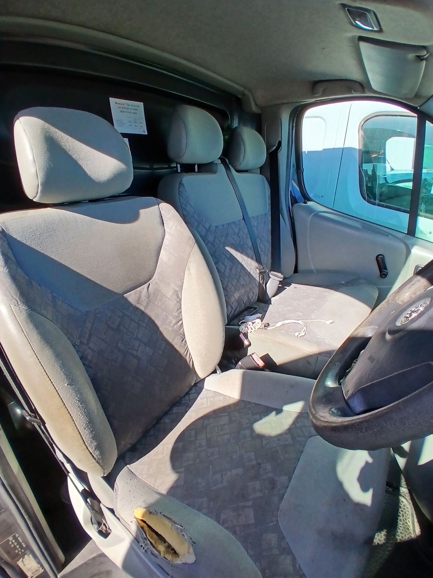 2005 VAUXHALL VIVARO 2700 DTI SWB PANEL VAN – MANUAL >>--NO VAT ON HAMMER--<< - Image 5 of 8