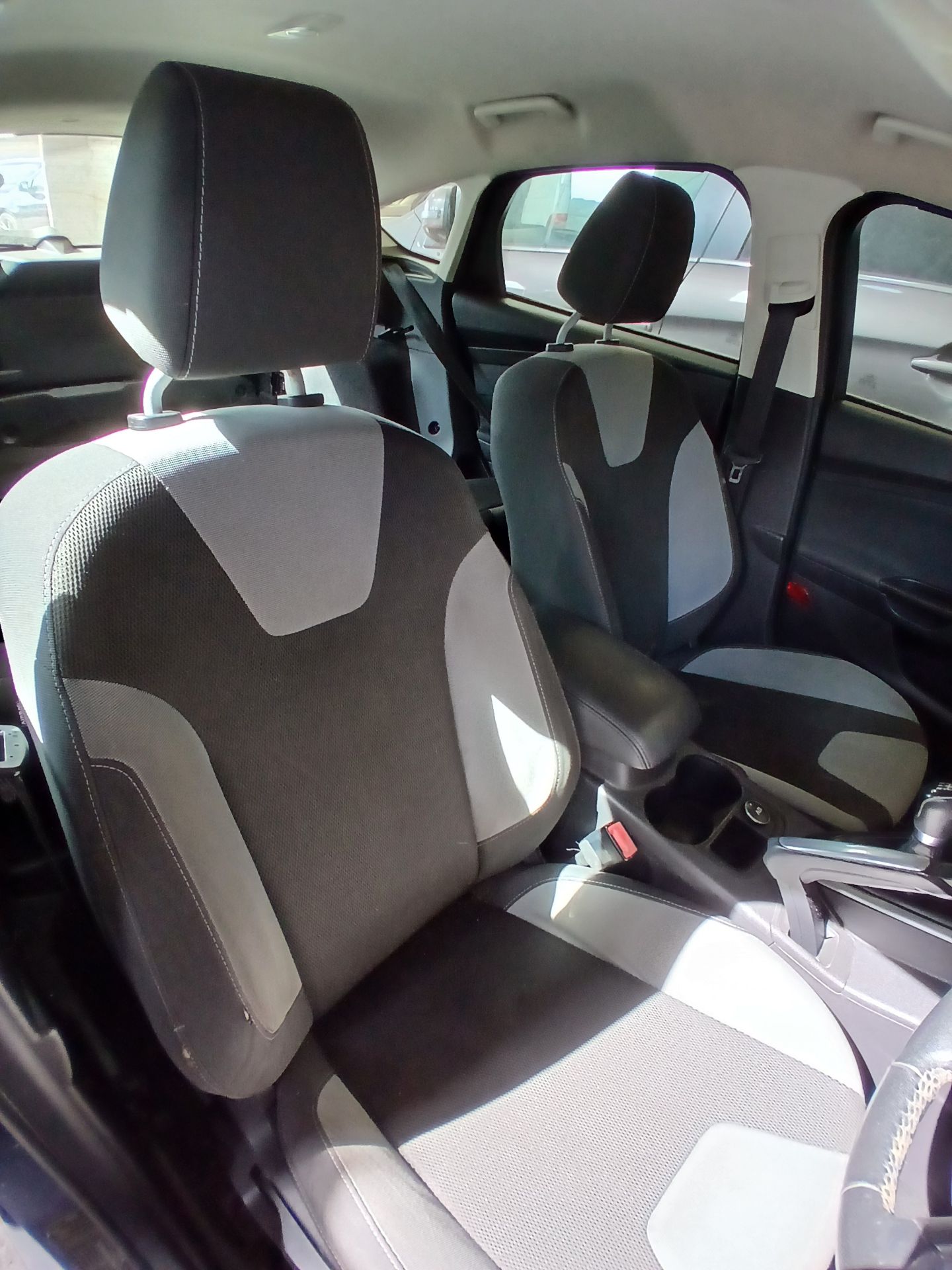 2011 FORD FOCUS ZETEC 105 – MANUAL – GREY – PETROL >>--NO VAT ON HAMMER--<< - Image 4 of 10