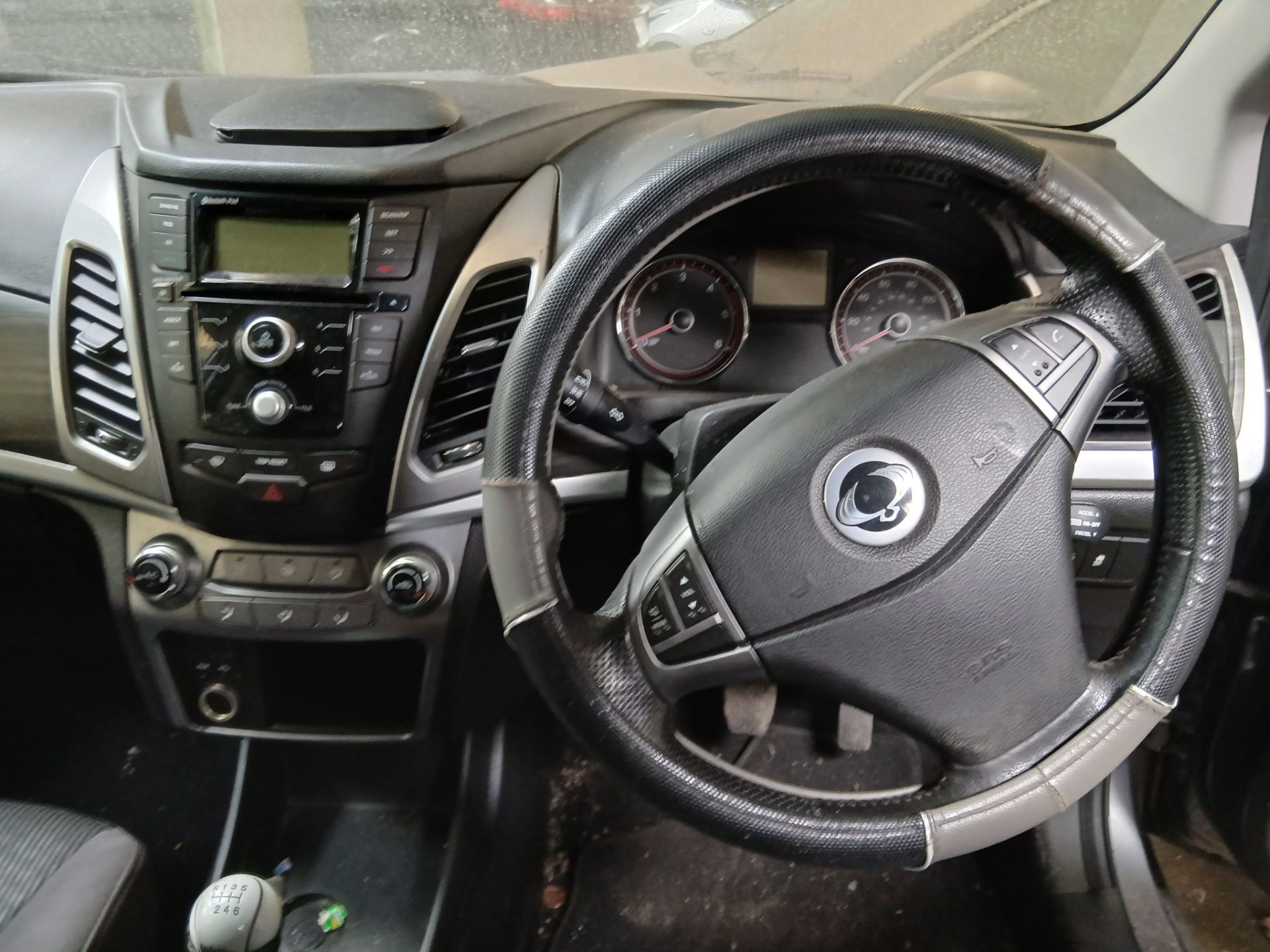 2014 SSANGYONG KORANDO SE – 2.0 DIESEL – MANUAL – 5 SEATER >>--NO VAT ON HAMMER--<< - Image 6 of 10