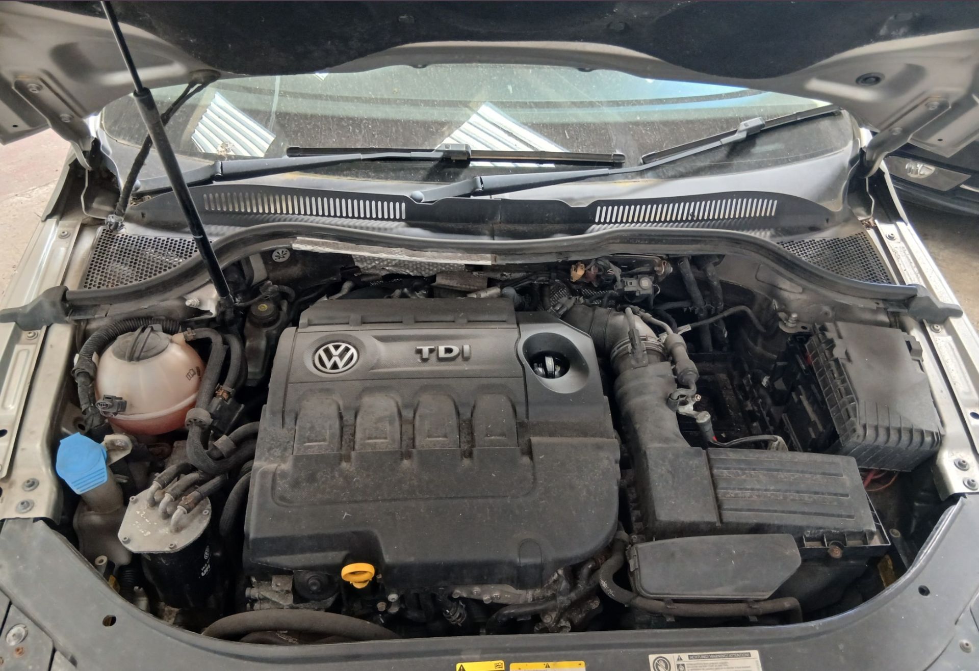 2015 VOLKSWAGEN CC R LINE BLUEMOTION TECH TDI – 2.0 DIESEL – MANUAL – SILVER – NO VAT ON HAMMER - Image 12 of 13