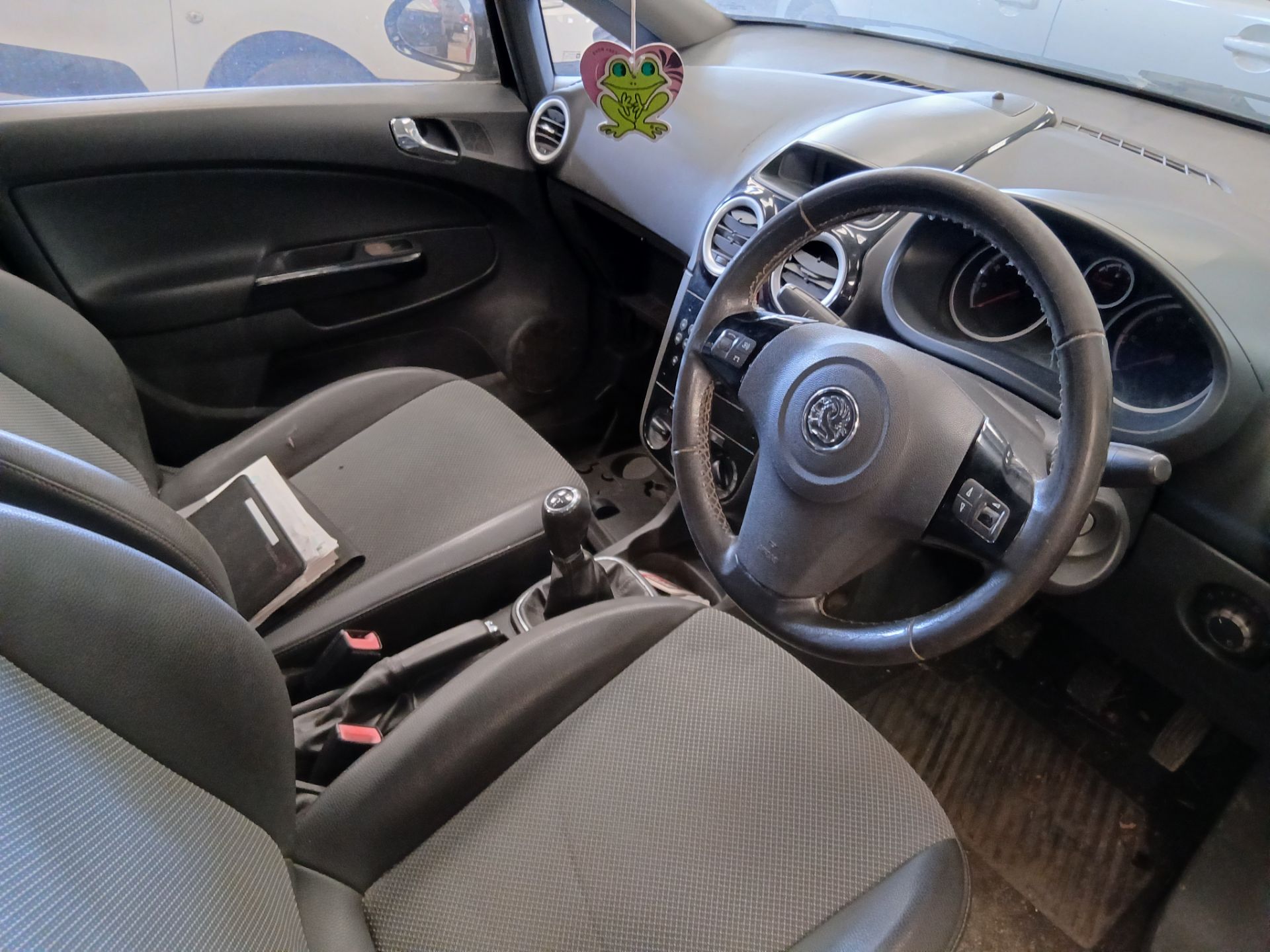 2008 VAUXHALL CORSA DESIGN – 1.4L PETROL – MANUAL – HATCHBACK >>--NO VAT ON HAMMER--<< - Image 5 of 13