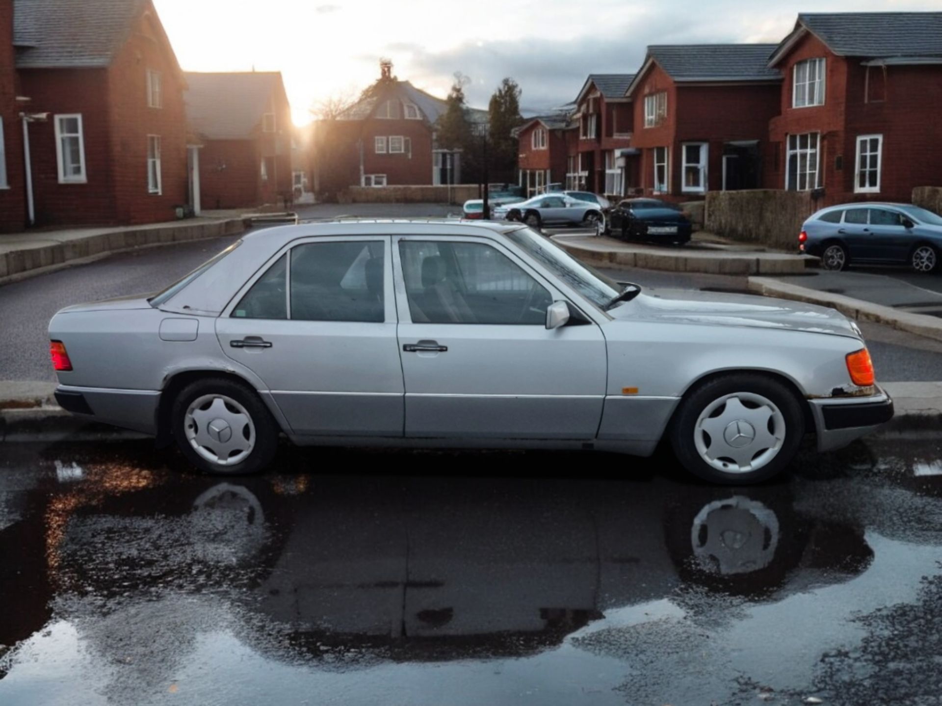 1992 MERCEDES-BENZ 230E AUTO E-CLASS SALOON >>--NO VAT ON HAMMER--<< - Image 2 of 16