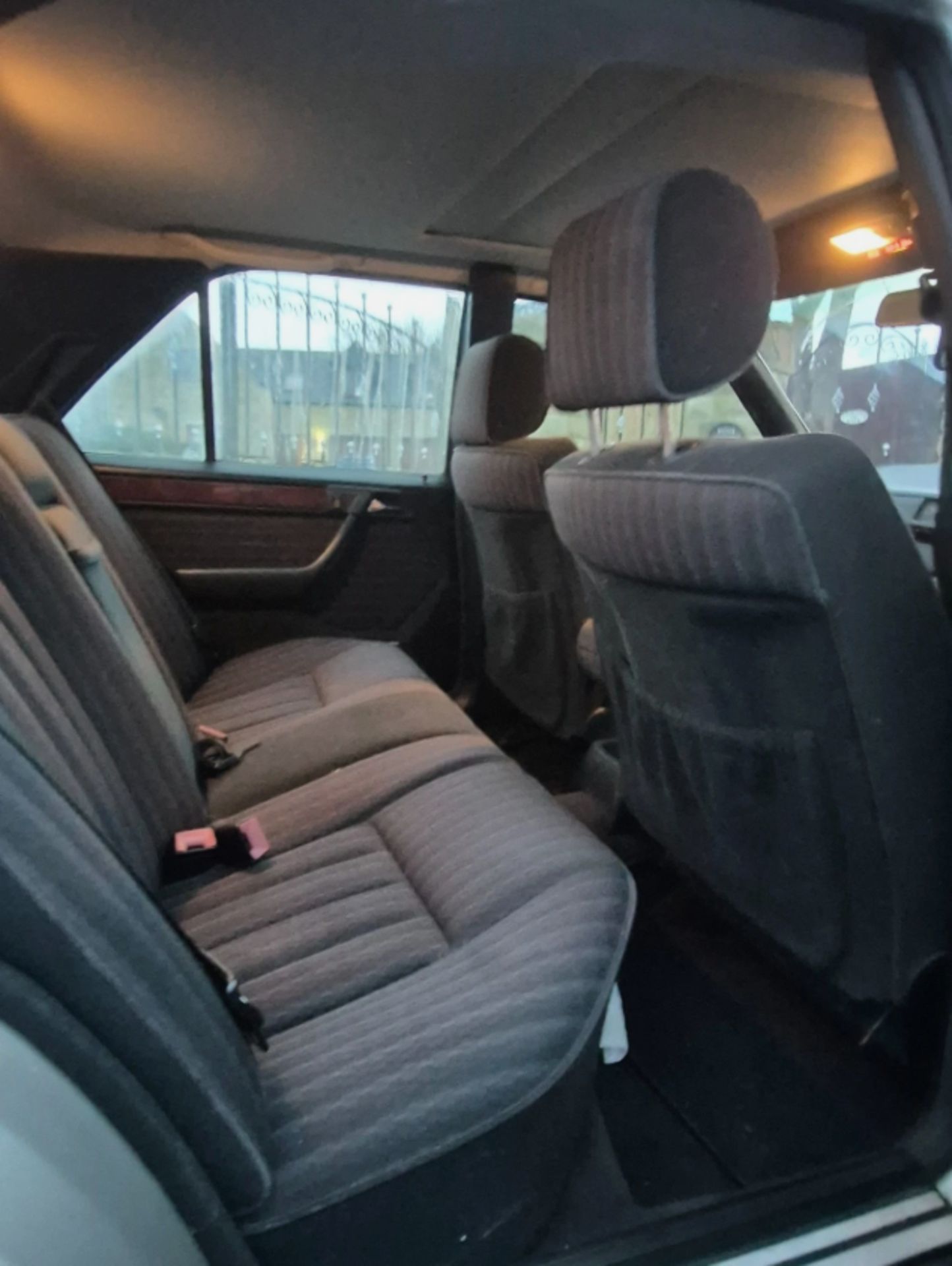 1992 MERCEDES-BENZ 230E AUTO E-CLASS SALOON >>--NO VAT ON HAMMER--<< - Image 12 of 16