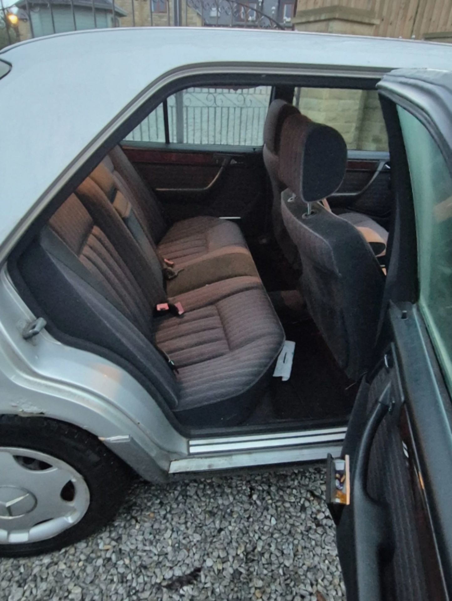 1992 MERCEDES-BENZ 230E AUTO E-CLASS SALOON >>--NO VAT ON HAMMER--<< - Image 11 of 16