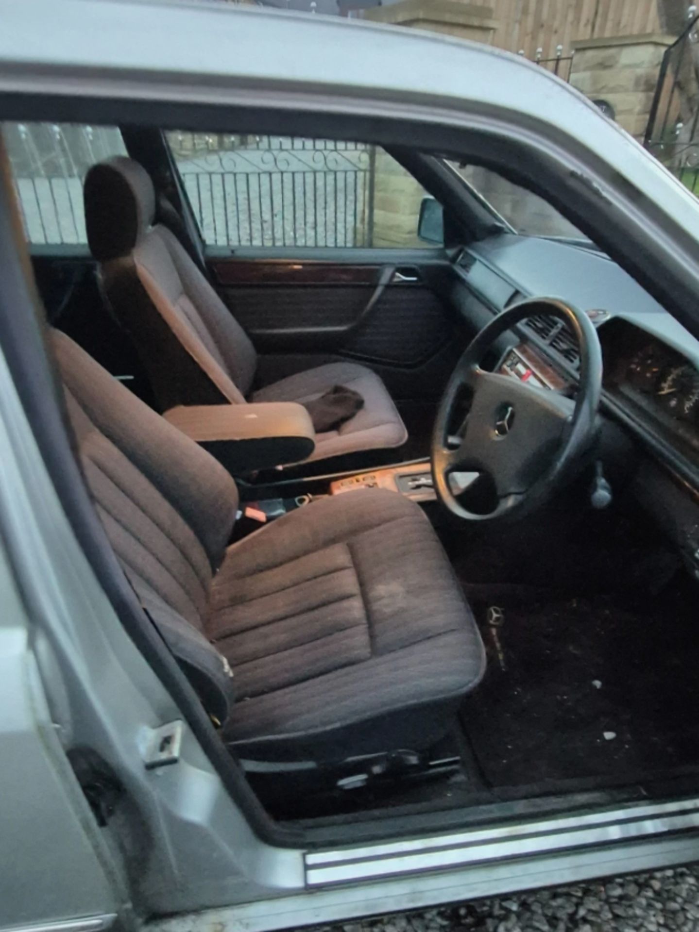 1992 MERCEDES-BENZ 230E AUTO E-CLASS SALOON >>--NO VAT ON HAMMER--<< - Image 9 of 16