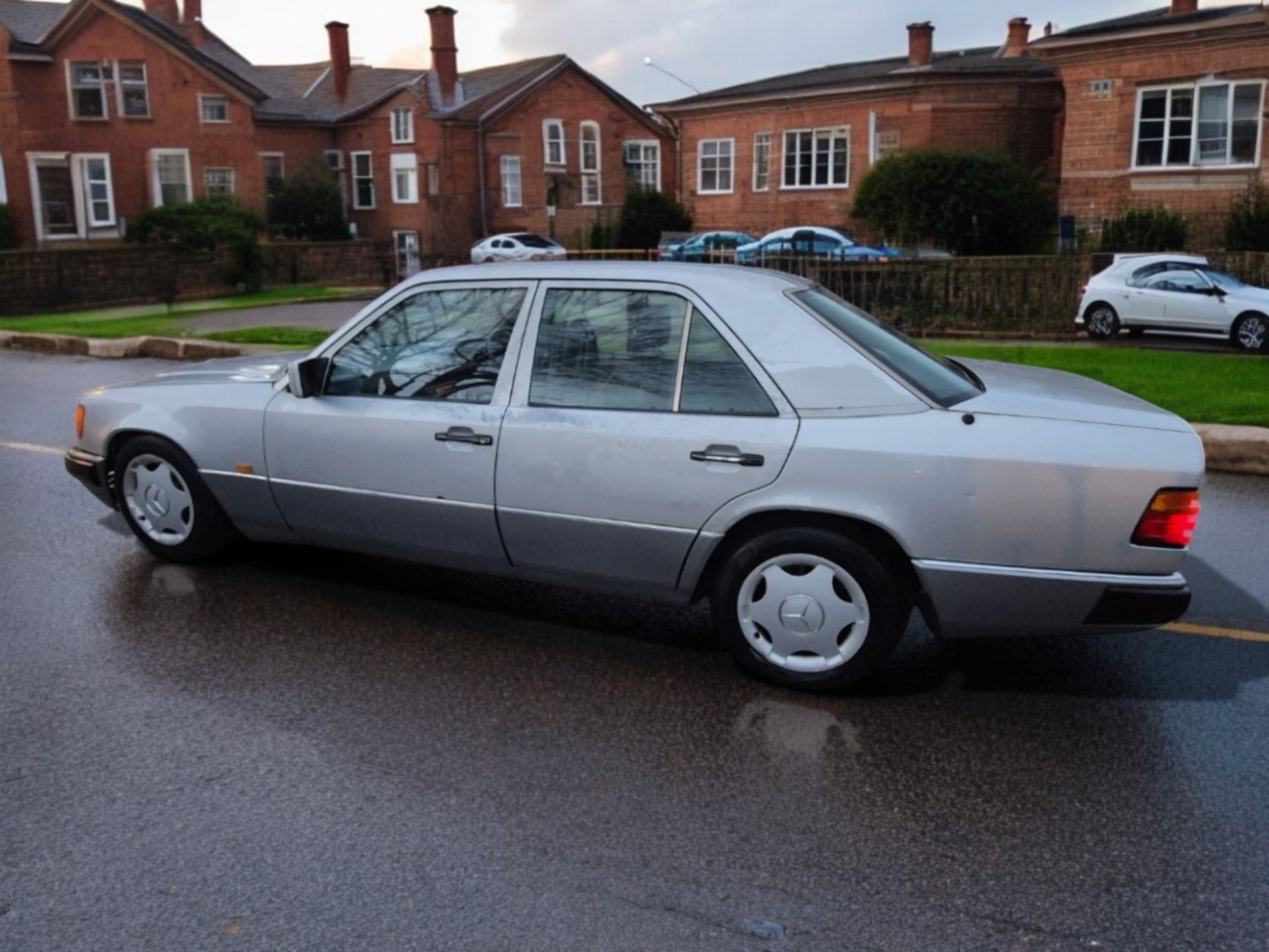 1992 MERCEDES-BENZ 230E AUTO E-CLASS SALOON >>--NO VAT ON HAMMER--<< - Image 6 of 16