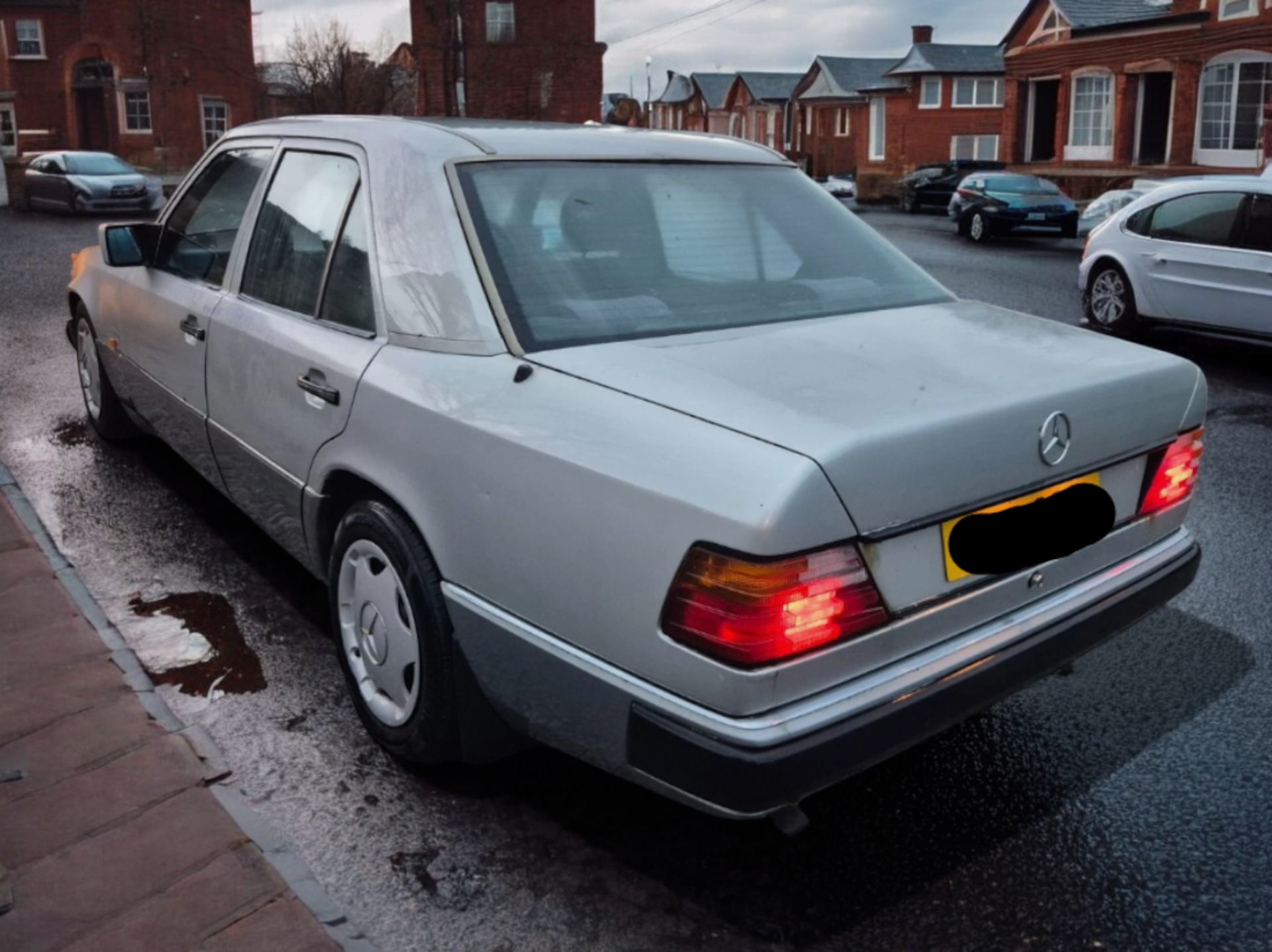 1992 MERCEDES-BENZ 230E AUTO E-CLASS SALOON >>--NO VAT ON HAMMER--<< - Image 5 of 16