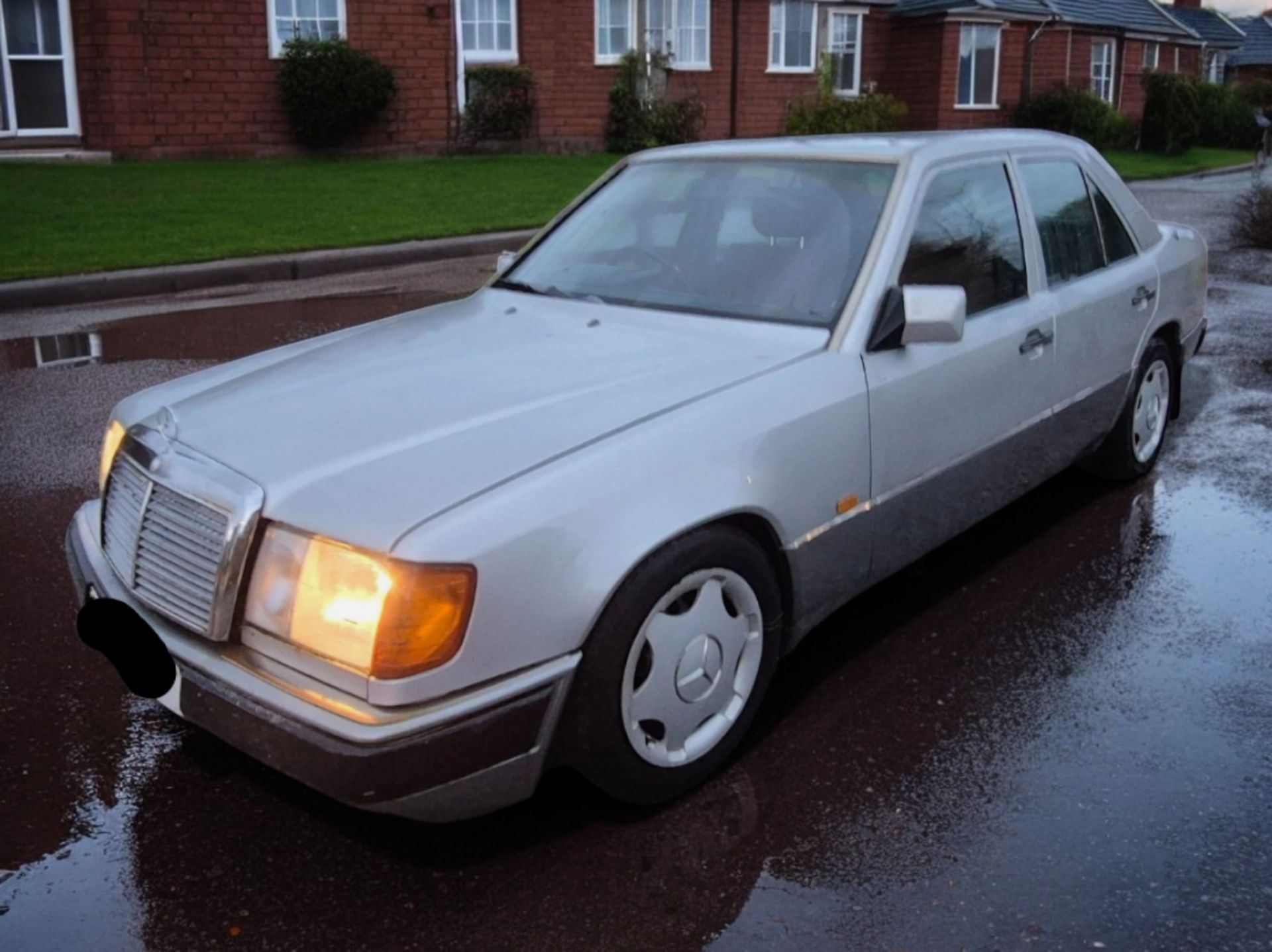 1992 MERCEDES-BENZ 230E AUTO E-CLASS SALOON >>--NO VAT ON HAMMER--<< - Image 7 of 16
