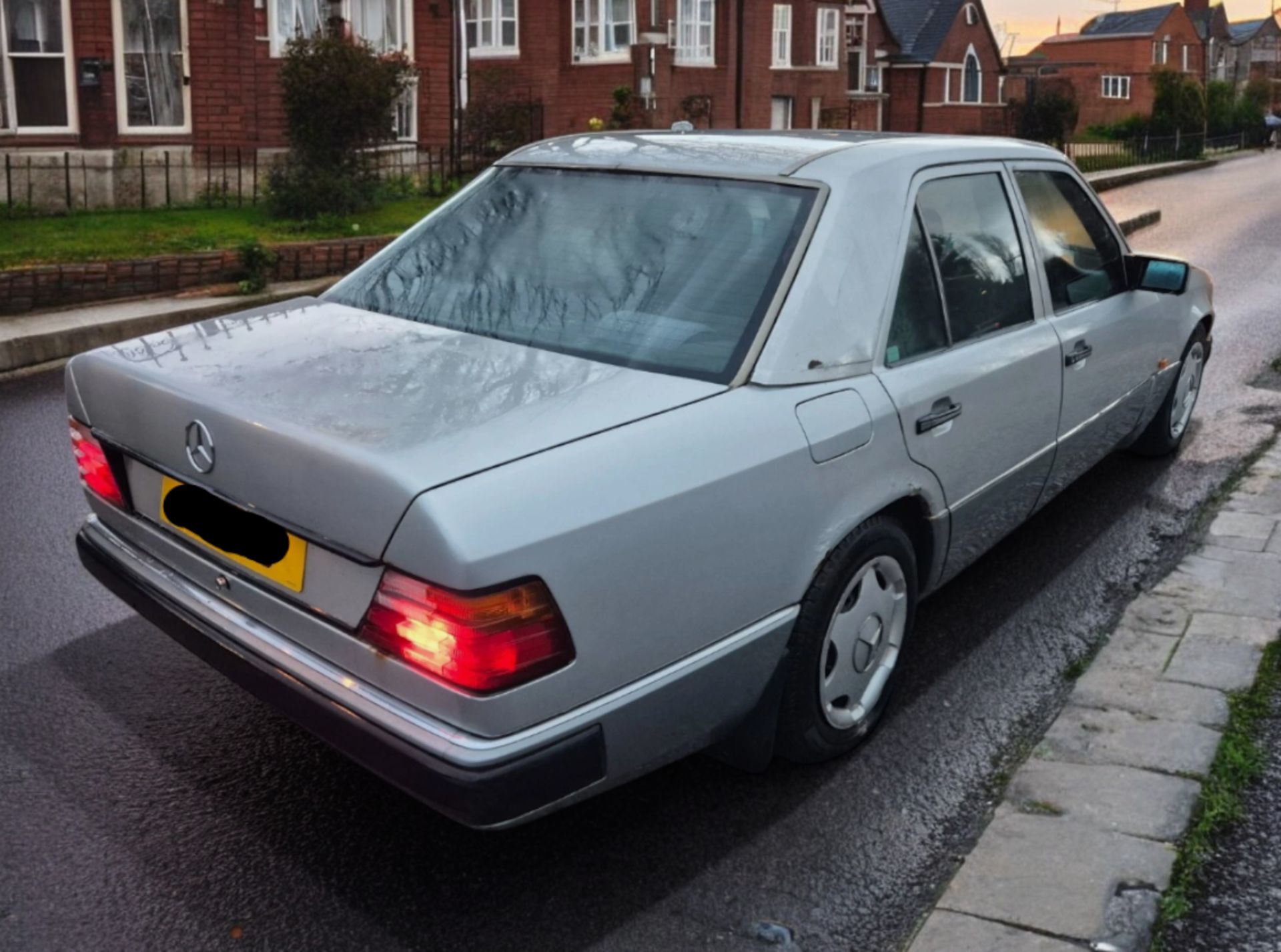 1992 MERCEDES-BENZ 230E AUTO E-CLASS SALOON >>--NO VAT ON HAMMER--<< - Image 3 of 16