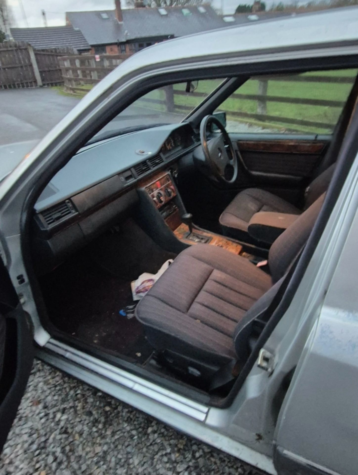 1992 MERCEDES-BENZ 230E AUTO E-CLASS SALOON >>--NO VAT ON HAMMER--<< - Image 13 of 16