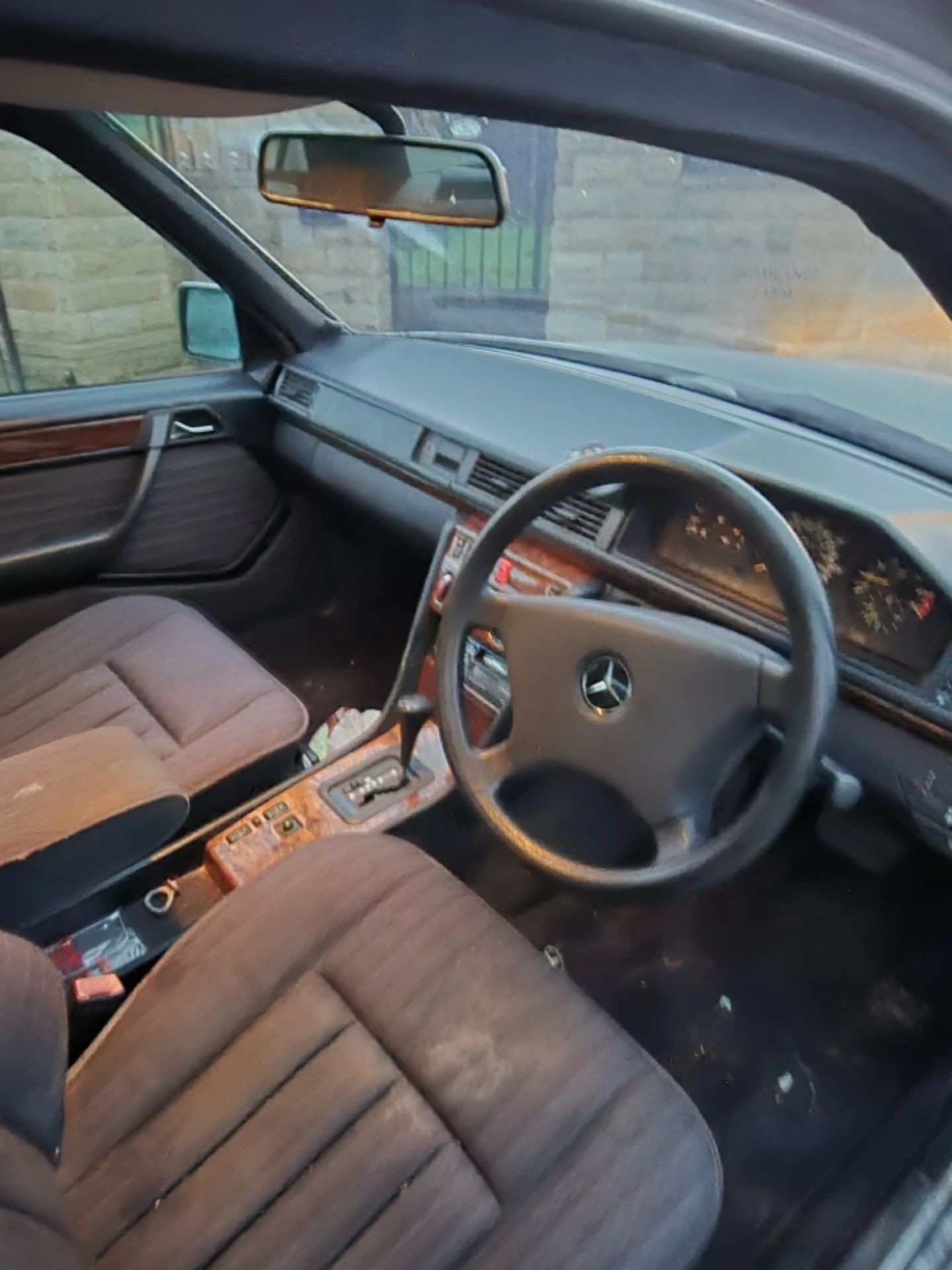 1992 MERCEDES-BENZ 230E AUTO E-CLASS SALOON >>--NO VAT ON HAMMER--<< - Image 10 of 16