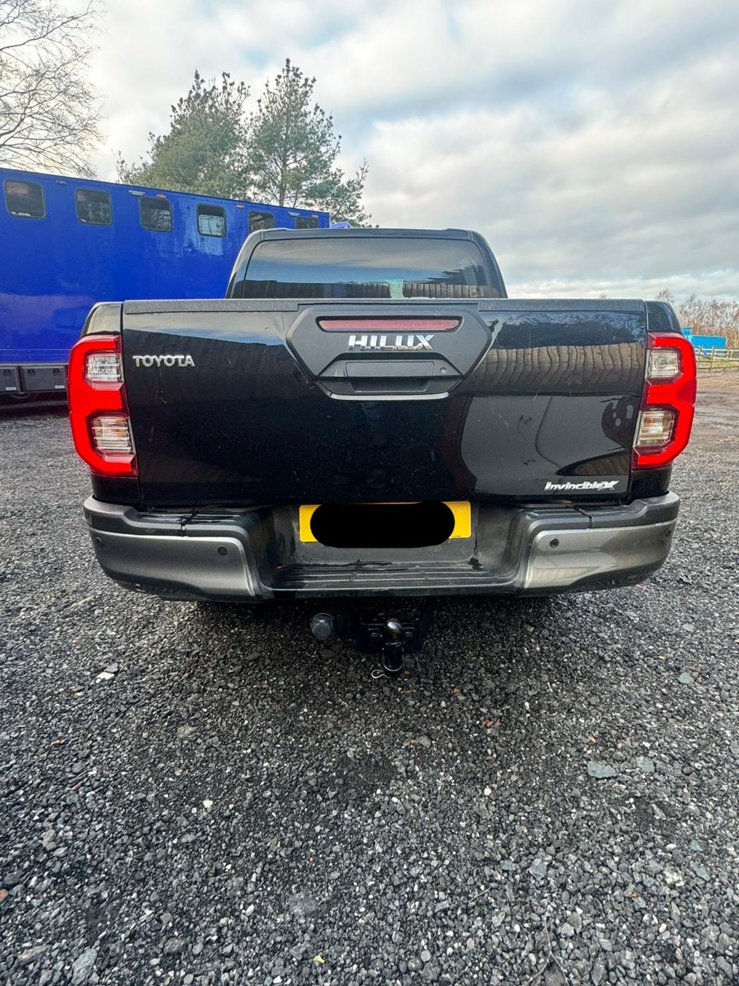 2021 TOYOTA HILUX INVINCIBLE X D-4D 4WD DCB AUTOMATIC – BLACK - Image 13 of 28