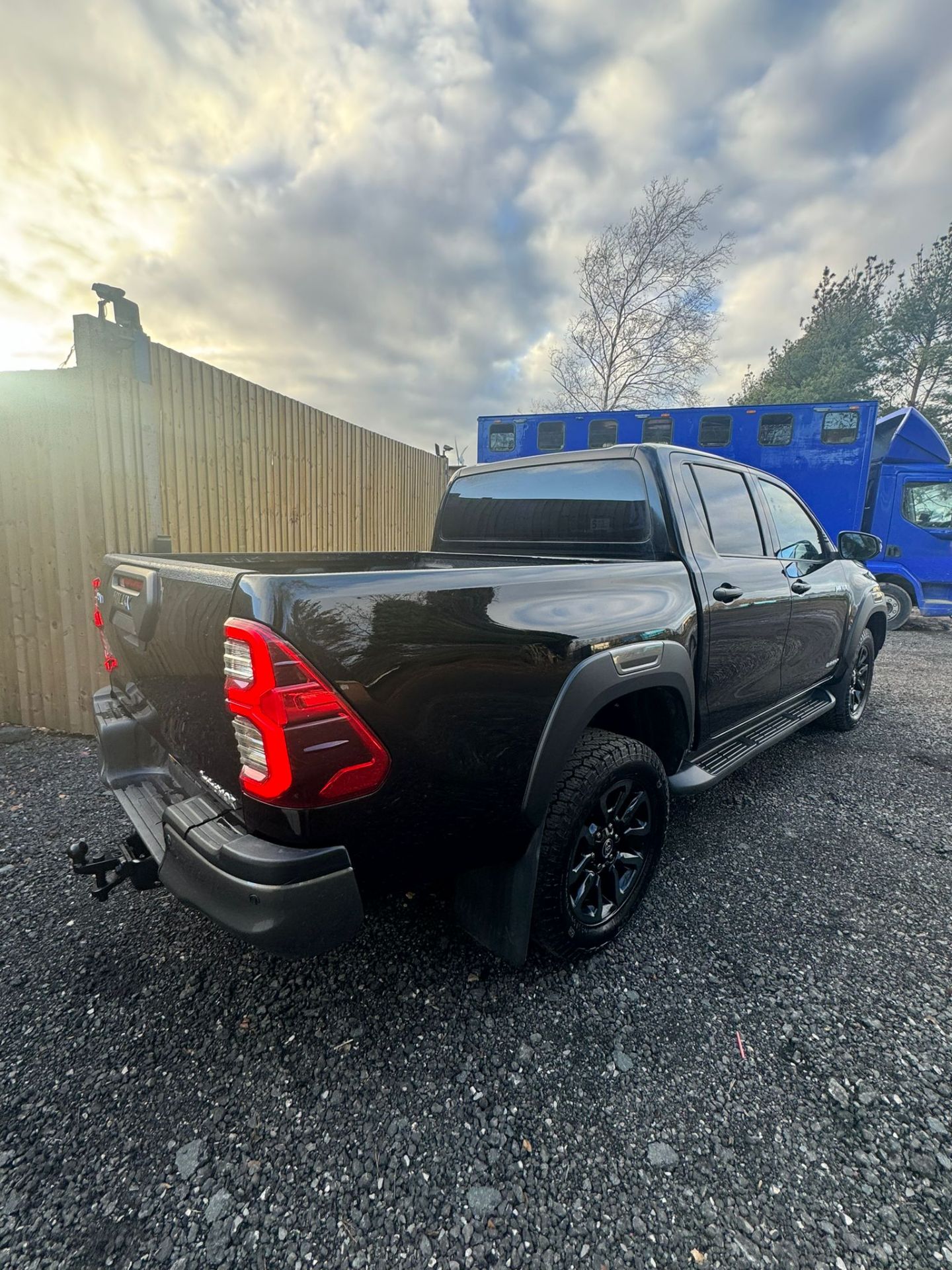 2021 TOYOTA HILUX INVINCIBLE X D-4D 4WD DCB AUTOMATIC – BLACK - Image 4 of 28