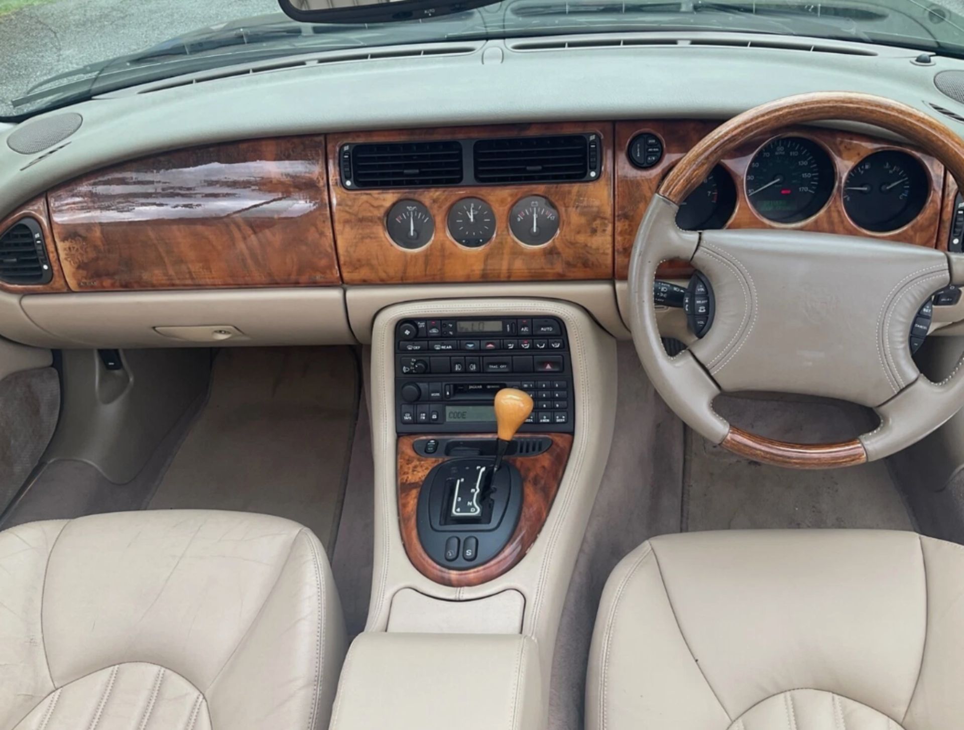 **(ONLY 93K MILEAGE)** 1999 JAGUAR XK8 CONVERTIBLE AUTO 4.0 >>--NO VAT ON HAMMER--<< - Image 12 of 16