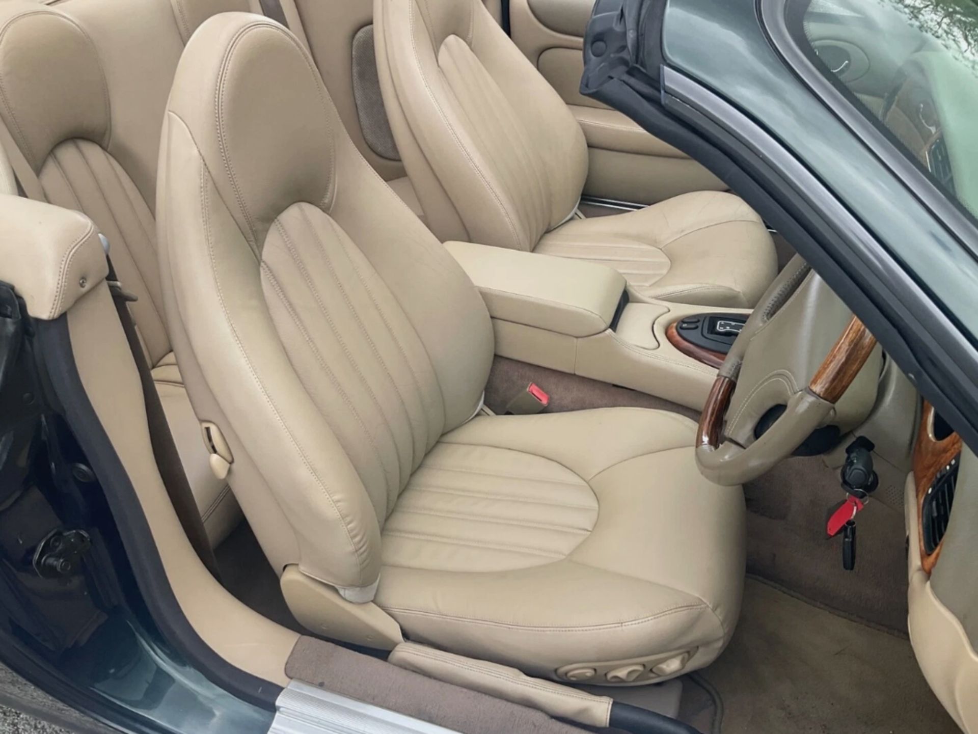 **(ONLY 93K MILEAGE)** 1999 JAGUAR XK8 CONVERTIBLE AUTO 4.0 >>--NO VAT ON HAMMER--<< - Image 9 of 16