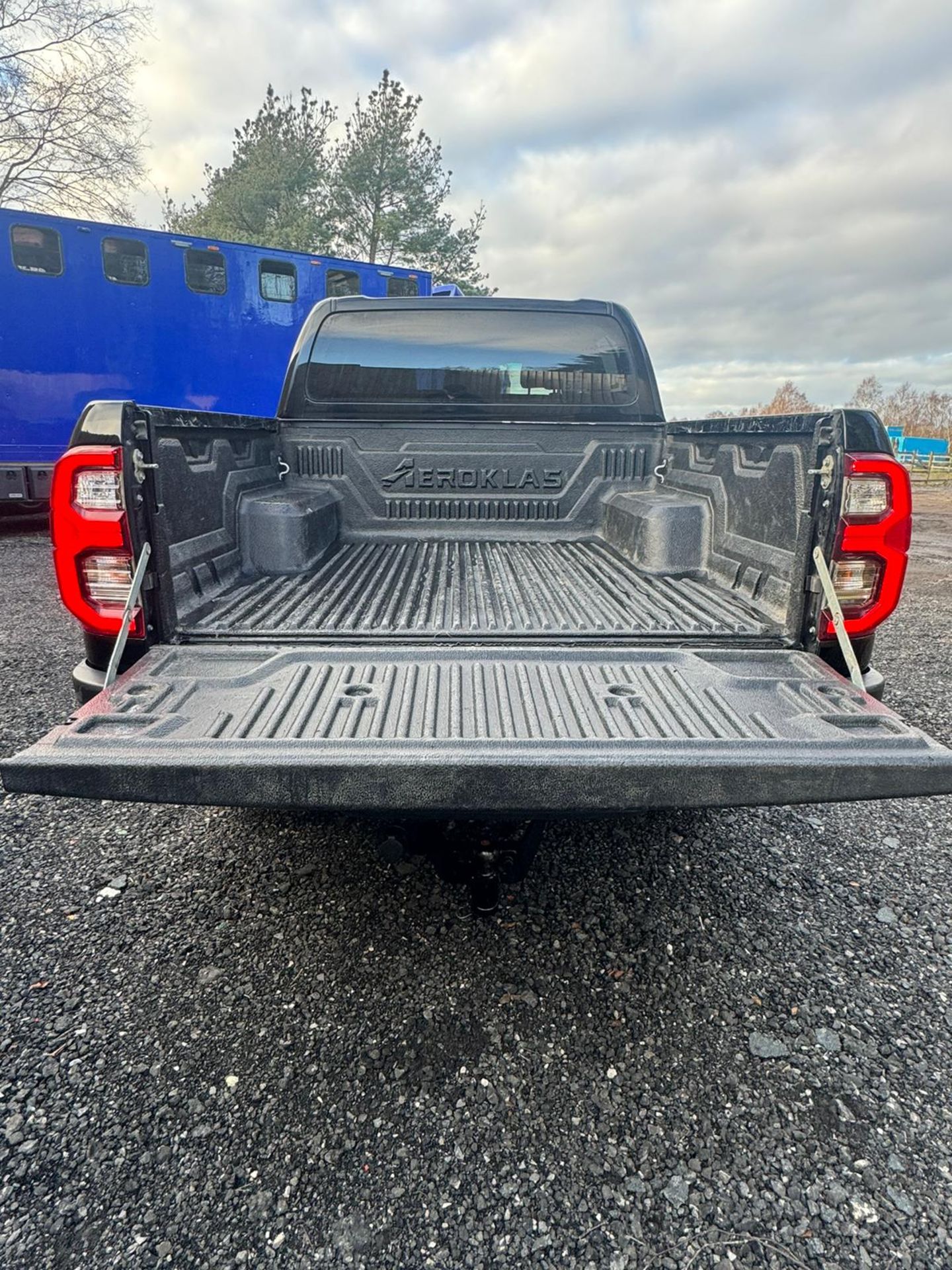 2021 TOYOTA HILUX INVINCIBLE X D-4D 4WD DCB AUTOMATIC – BLACK - Image 24 of 28