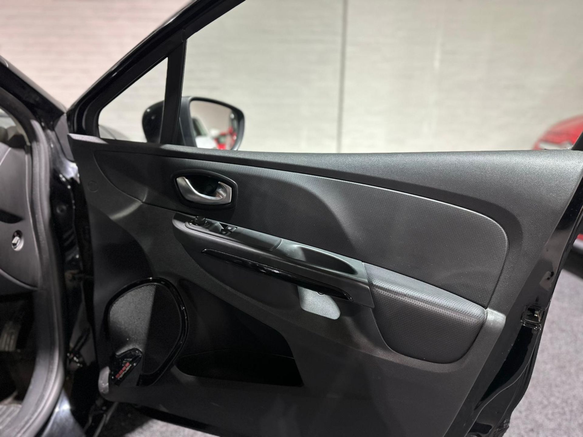 2016 RENAULT CLIO DYNAMIQUE NAV 16V – BLACK >>--NO VAT ON HAMMER--<< - Image 23 of 35