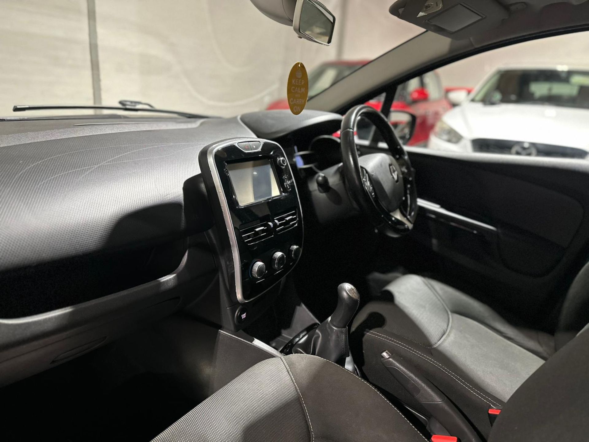 2016 RENAULT CLIO DYNAMIQUE NAV 16V – BLACK >>--NO VAT ON HAMMER--<< - Image 26 of 35