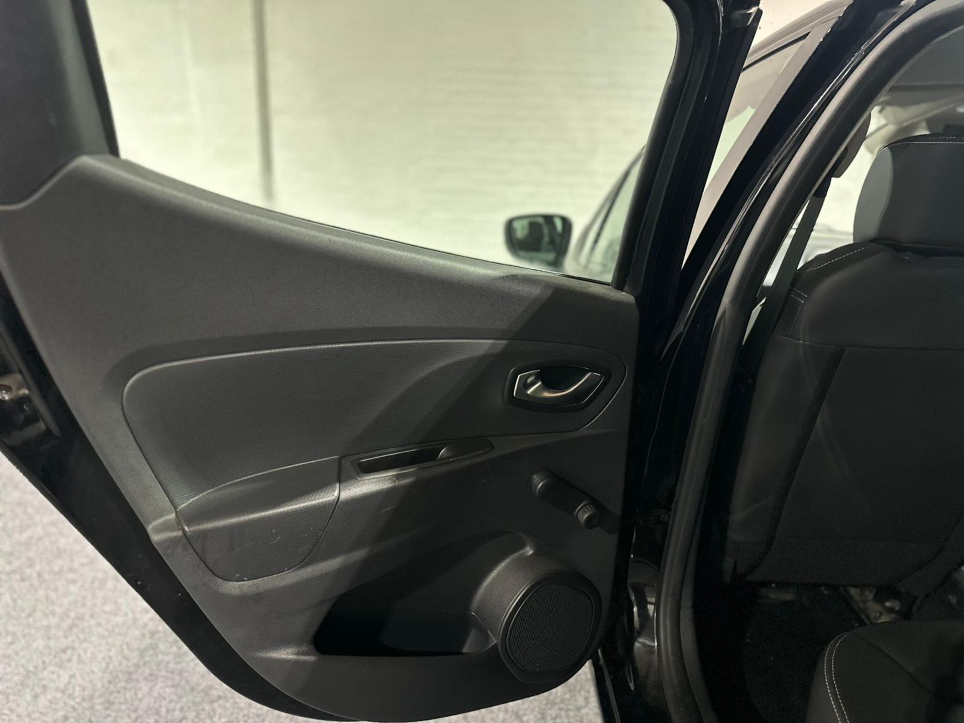 2016 RENAULT CLIO DYNAMIQUE NAV 16V – BLACK >>--NO VAT ON HAMMER--<< - Image 32 of 35