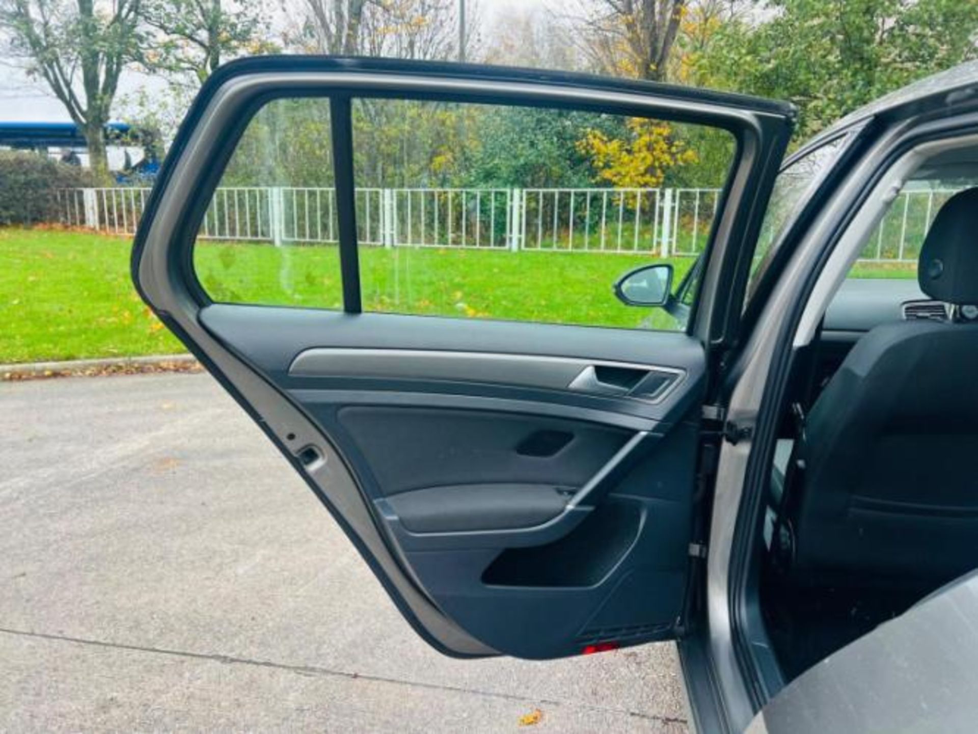 VOLKSWAGEN GOLF SE BLUEMOTION TECH TDI 1.6 DIESEL MANUAL 5DR (2013)>>--NO VAT ON HAMMER--<< - Image 26 of 35