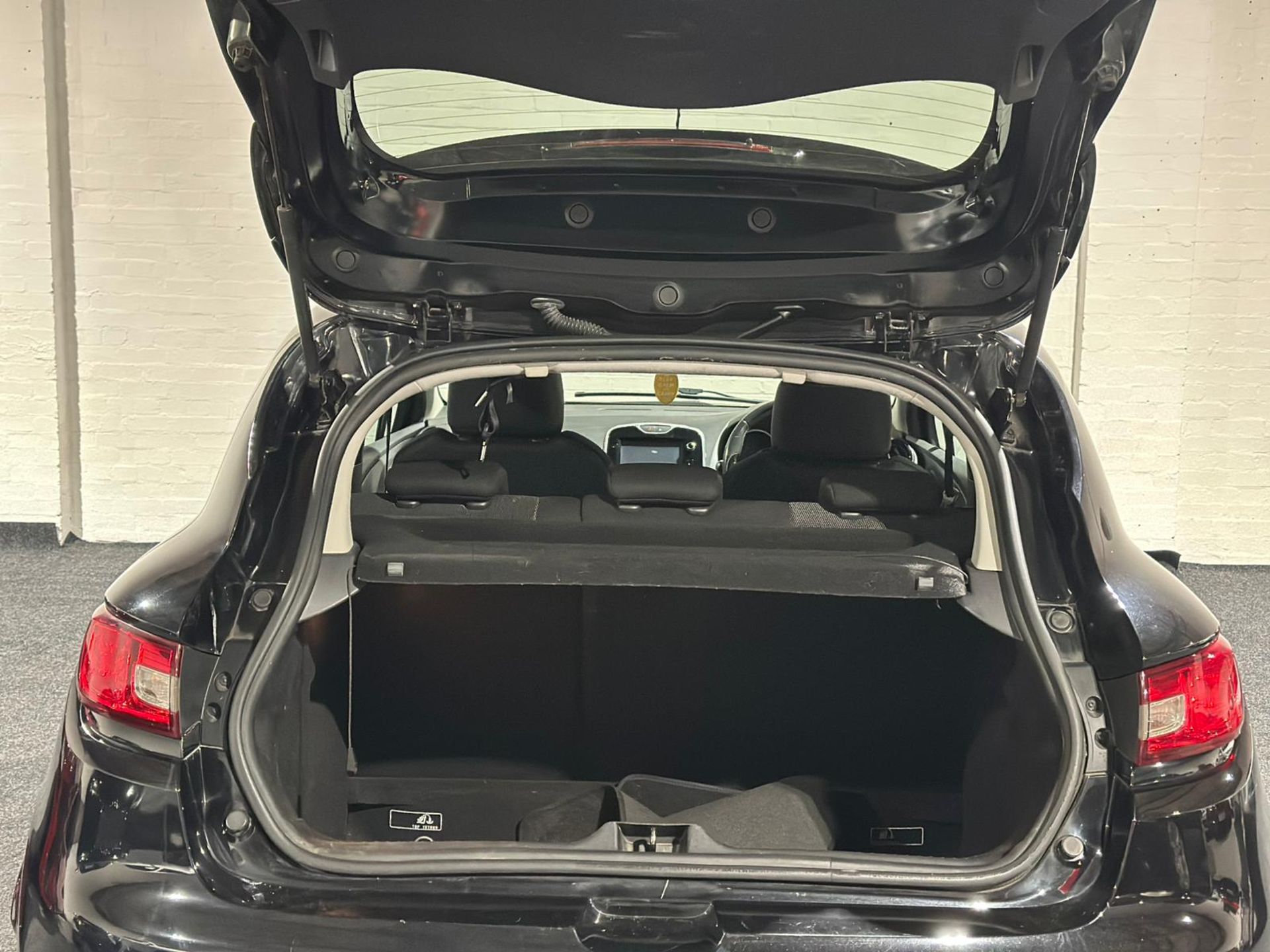 2016 RENAULT CLIO DYNAMIQUE NAV 16V – BLACK >>--NO VAT ON HAMMER--<< - Image 28 of 35