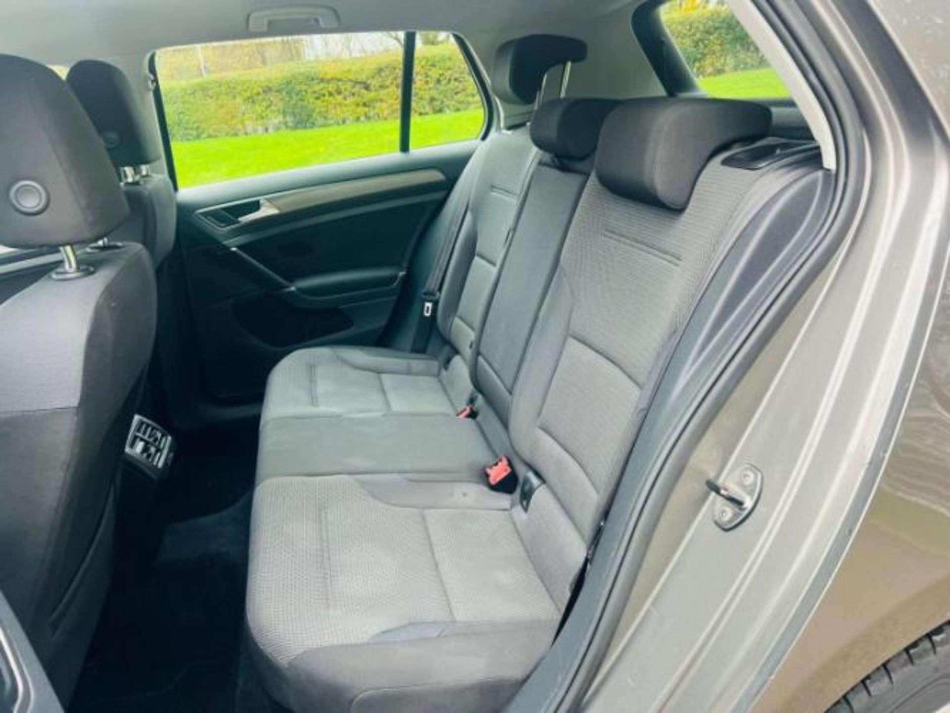 VOLKSWAGEN GOLF SE BLUEMOTION TECH TDI 1.6 DIESEL MANUAL 5DR (2013)>>--NO VAT ON HAMMER--<< - Image 28 of 35