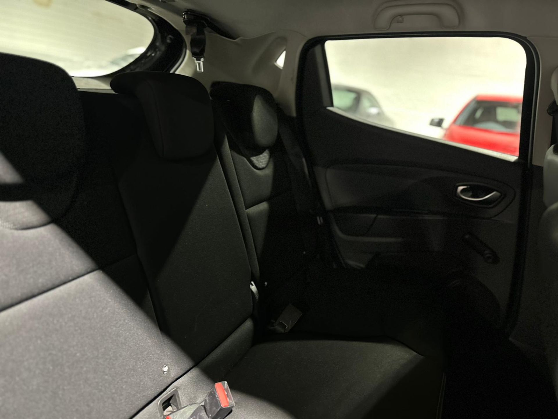 2016 RENAULT CLIO DYNAMIQUE NAV 16V – BLACK >>--NO VAT ON HAMMER--<< - Image 20 of 35