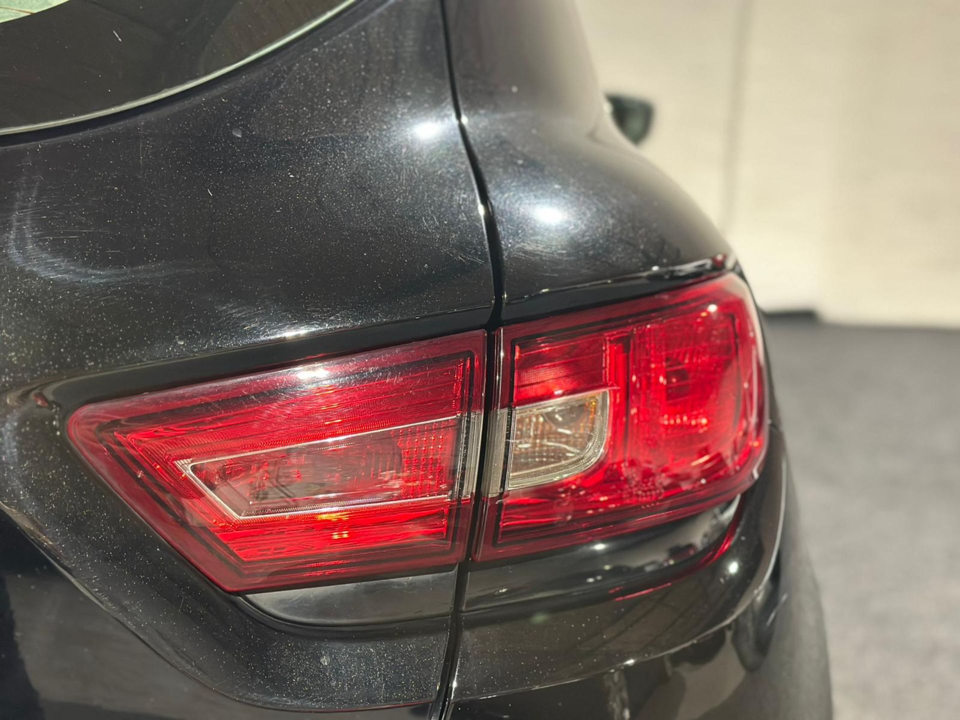 2016 RENAULT CLIO DYNAMIQUE NAV 16V – BLACK >>--NO VAT ON HAMMER--<< - Image 29 of 35