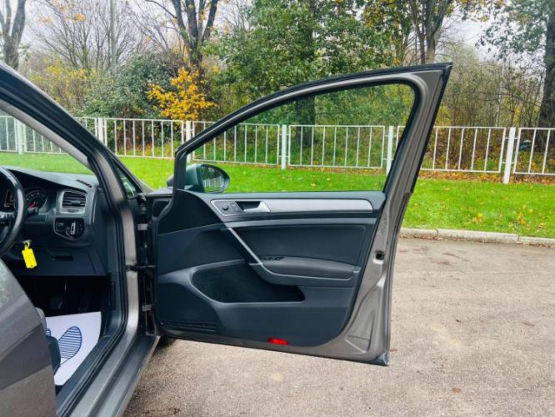 VOLKSWAGEN GOLF SE BLUEMOTION TECH TDI 1.6 DIESEL MANUAL 5DR (2013)>>--NO VAT ON HAMMER--<< - Image 32 of 35