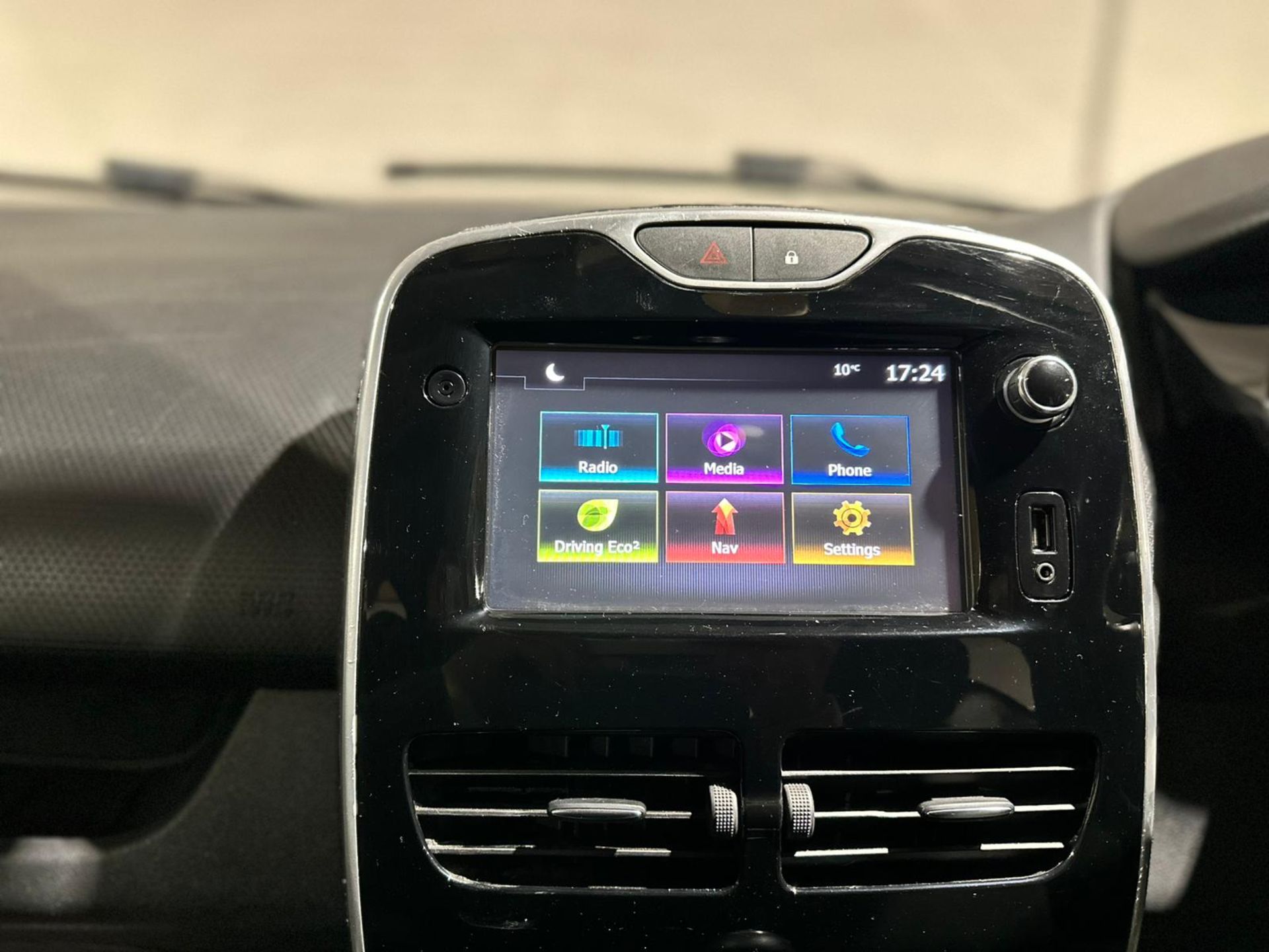 2016 RENAULT CLIO DYNAMIQUE NAV 16V – BLACK >>--NO VAT ON HAMMER--<< - Image 12 of 35