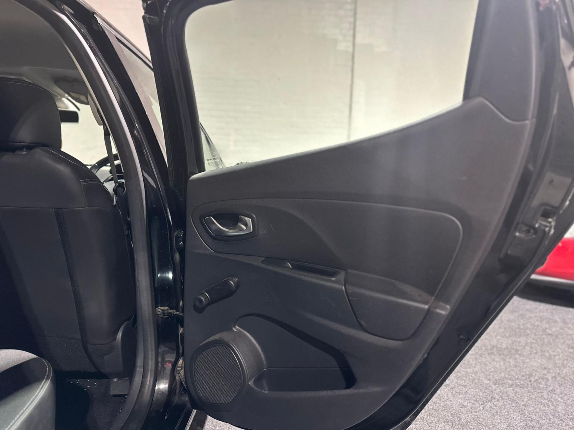 2016 RENAULT CLIO DYNAMIQUE NAV 16V – BLACK >>--NO VAT ON HAMMER--<< - Image 17 of 35