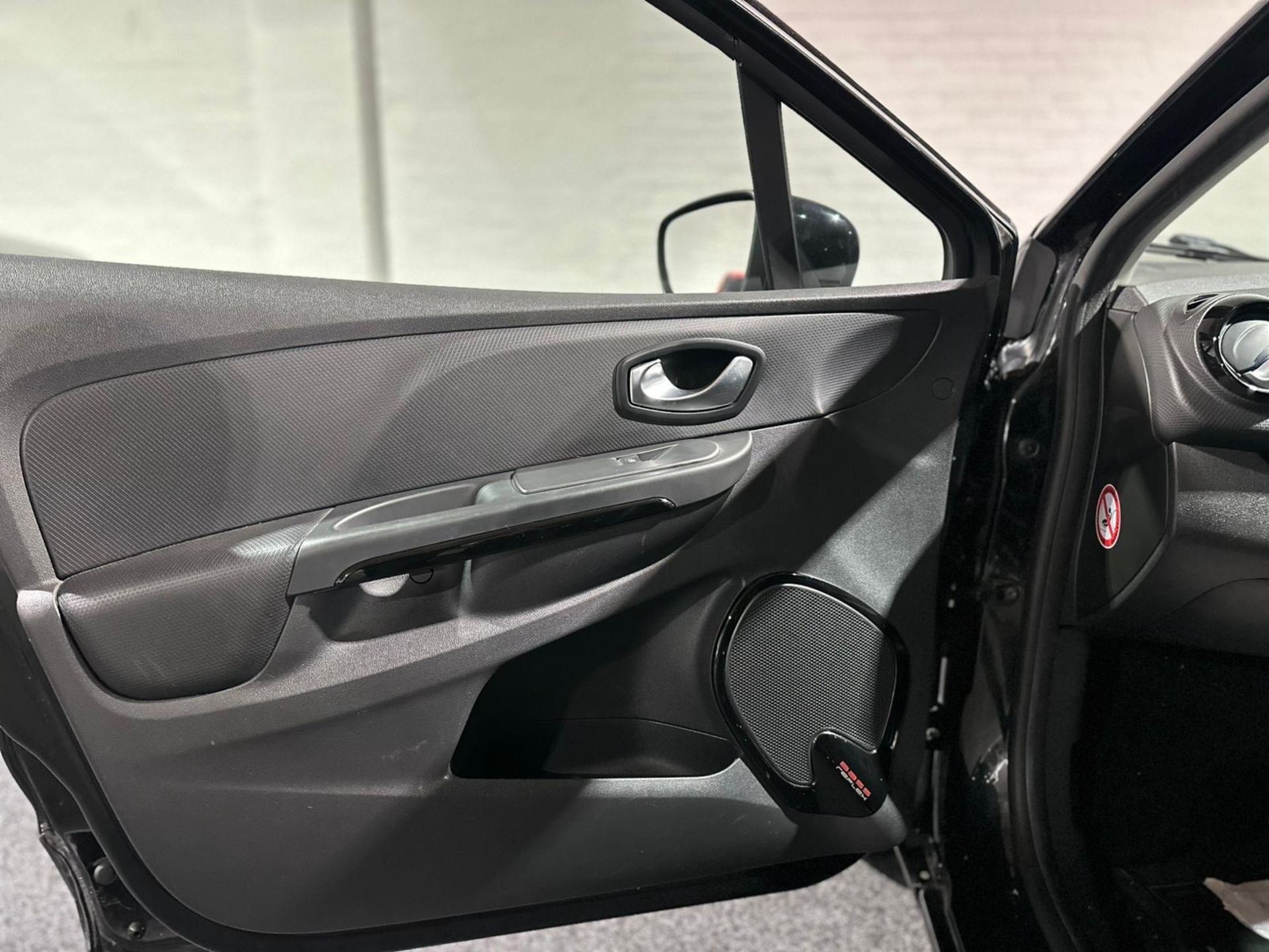 2016 RENAULT CLIO DYNAMIQUE NAV 16V – BLACK >>--NO VAT ON HAMMER--<< - Image 10 of 35