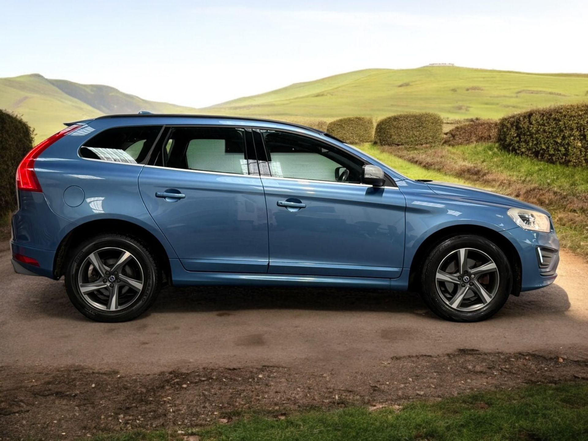 2015 VOLVO XC60 R-DESIGN D4 – BLUE >>--NO VAT ON HAMMER--<< - Image 14 of 46