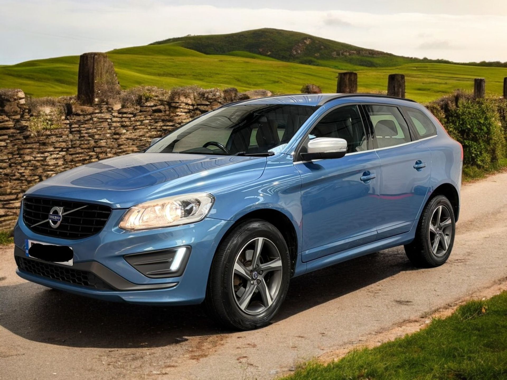 2015 VOLVO XC60 R-DESIGN D4 – BLUE >>--NO VAT ON HAMMER--<< - Image 2 of 46
