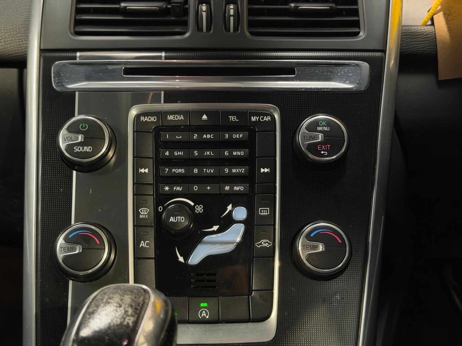 2015 VOLVO XC60 R-DESIGN D4 – BLUE >>--NO VAT ON HAMMER--<< - Image 36 of 46