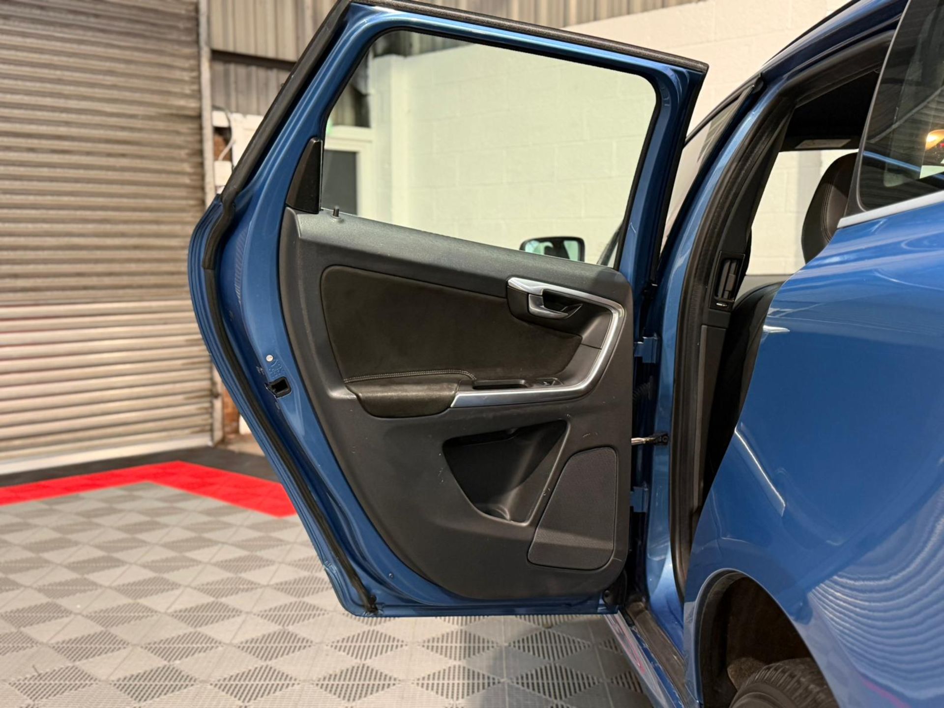 2015 VOLVO XC60 R-DESIGN D4 – BLUE >>--NO VAT ON HAMMER--<< - Image 21 of 46