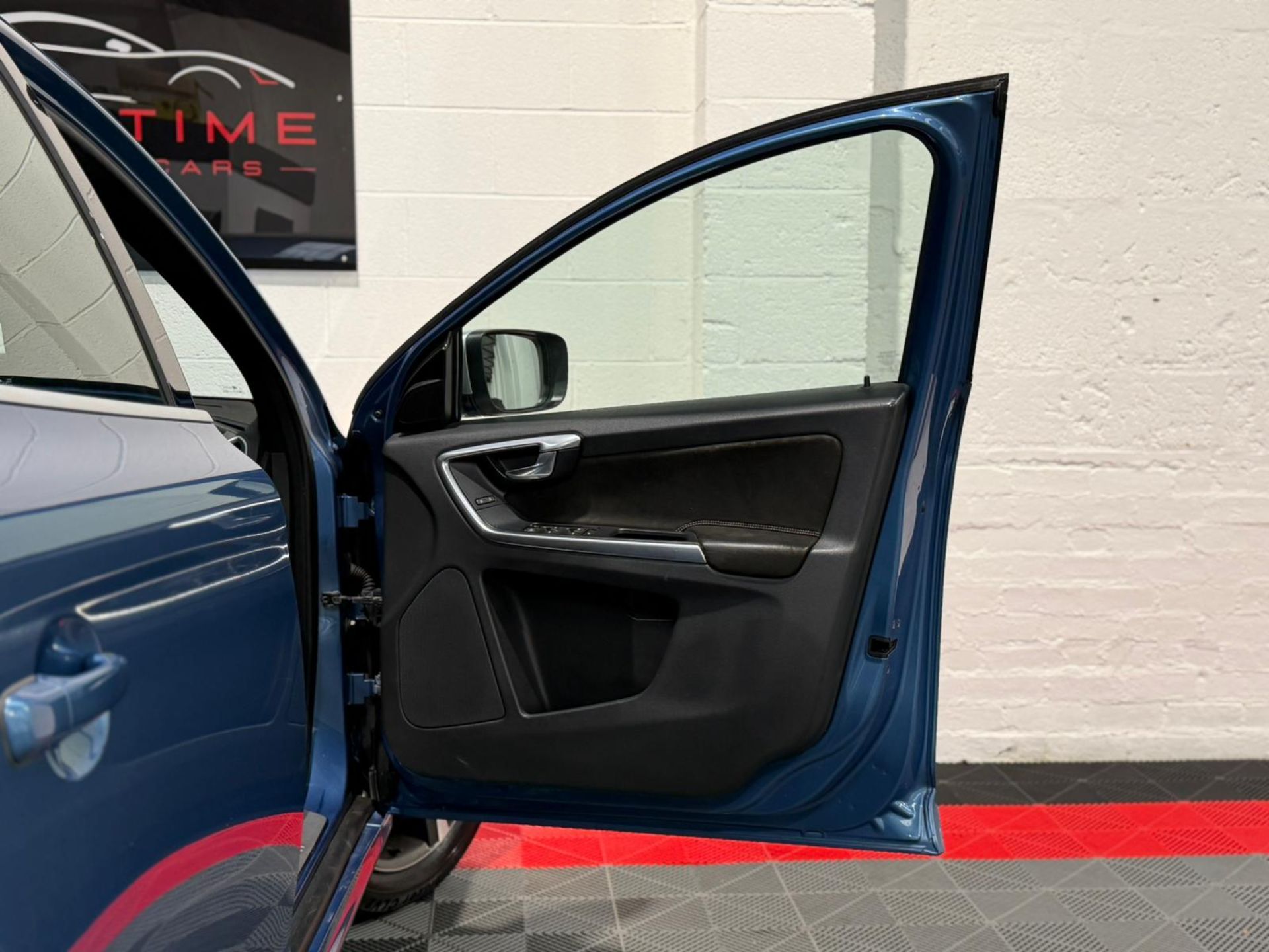 2015 VOLVO XC60 R-DESIGN D4 – BLUE >>--NO VAT ON HAMMER--<< - Image 42 of 46