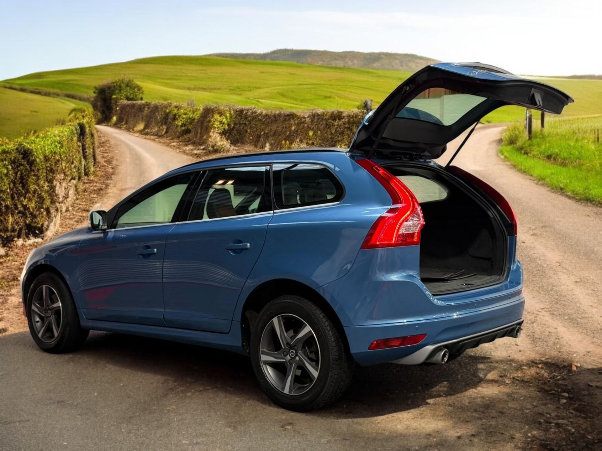 2015 VOLVO XC60 R-DESIGN D4 – BLUE >>--NO VAT ON HAMMER--<< - Image 18 of 46